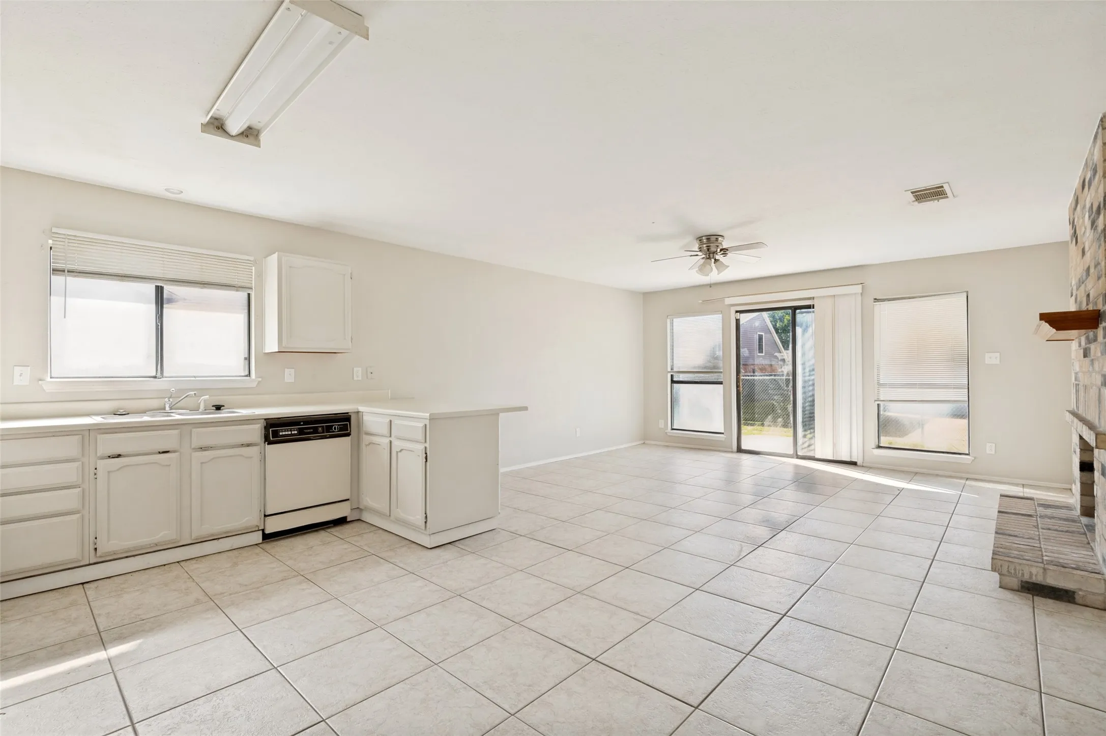 Single Family Residence For Sale in Dallas County , 805 Whitney Street, Cedar Hill, Texas 75104, 3 Bedroom, 2 Bathroom, 2 Garage spaces, 1,720 Sqft, built in 1985, mls#21318869, Real Estate Agent in Cedar Hill, Homes For Sale in Dallas county, Homes For Sale in Cedar Hill, Realtor in Cedar Hill Texas, Real Estate Brokerage Independent Realty Texas, Luminita Cordes Realtor