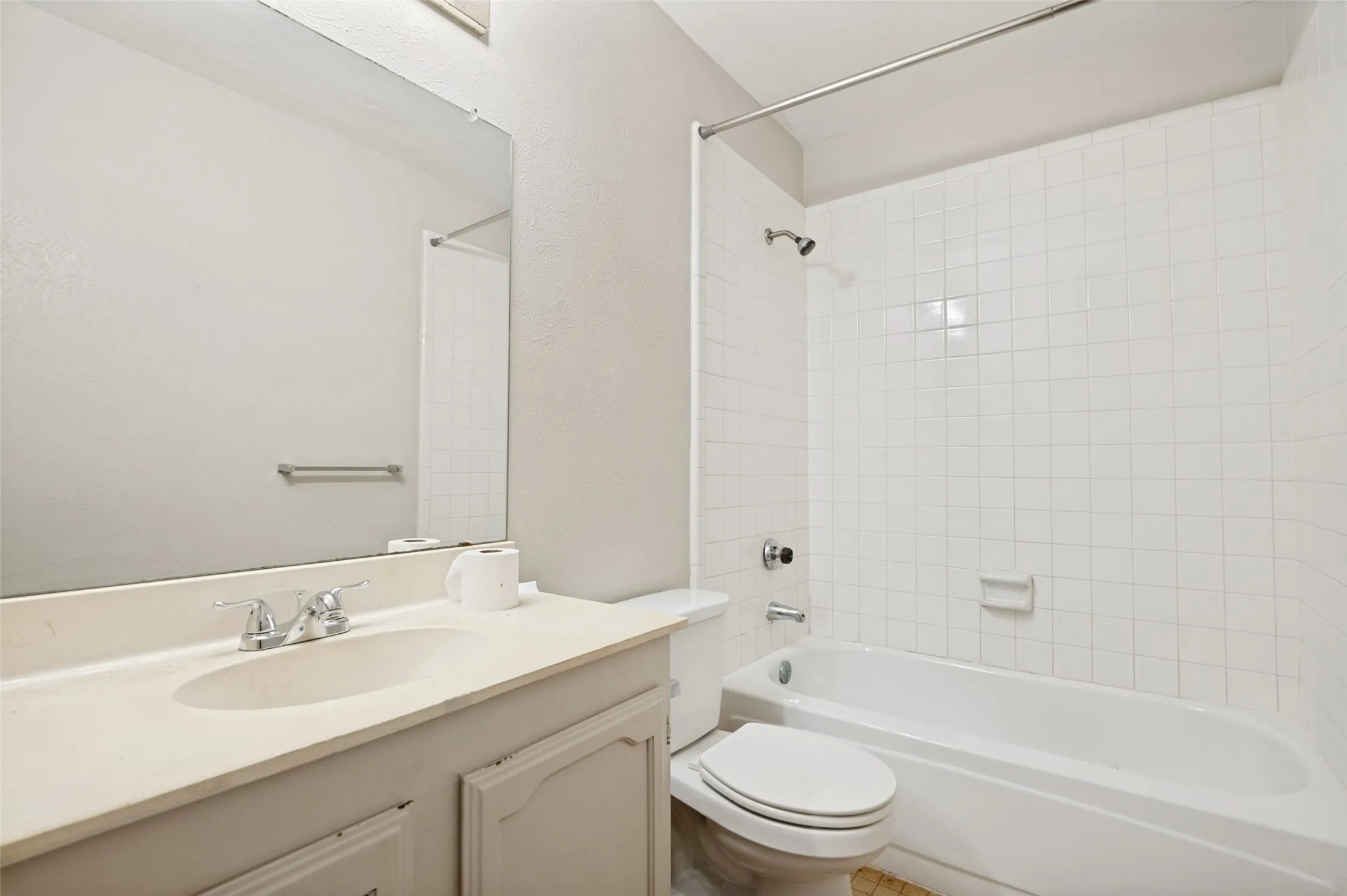 Single Family Residence For Sale in Dallas County , 805 Whitney Street, Cedar Hill, Texas 75104, 3 Bedroom, 2 Bathroom, 2 Garage spaces, 1,720 Sqft, built in 1985, mls#21318869, Real Estate Agent in Cedar Hill, Homes For Sale in Dallas county, Homes For Sale in Cedar Hill, Realtor in Cedar Hill Texas, Real Estate Brokerage Independent Realty Texas, Luminita Cordes Realtor