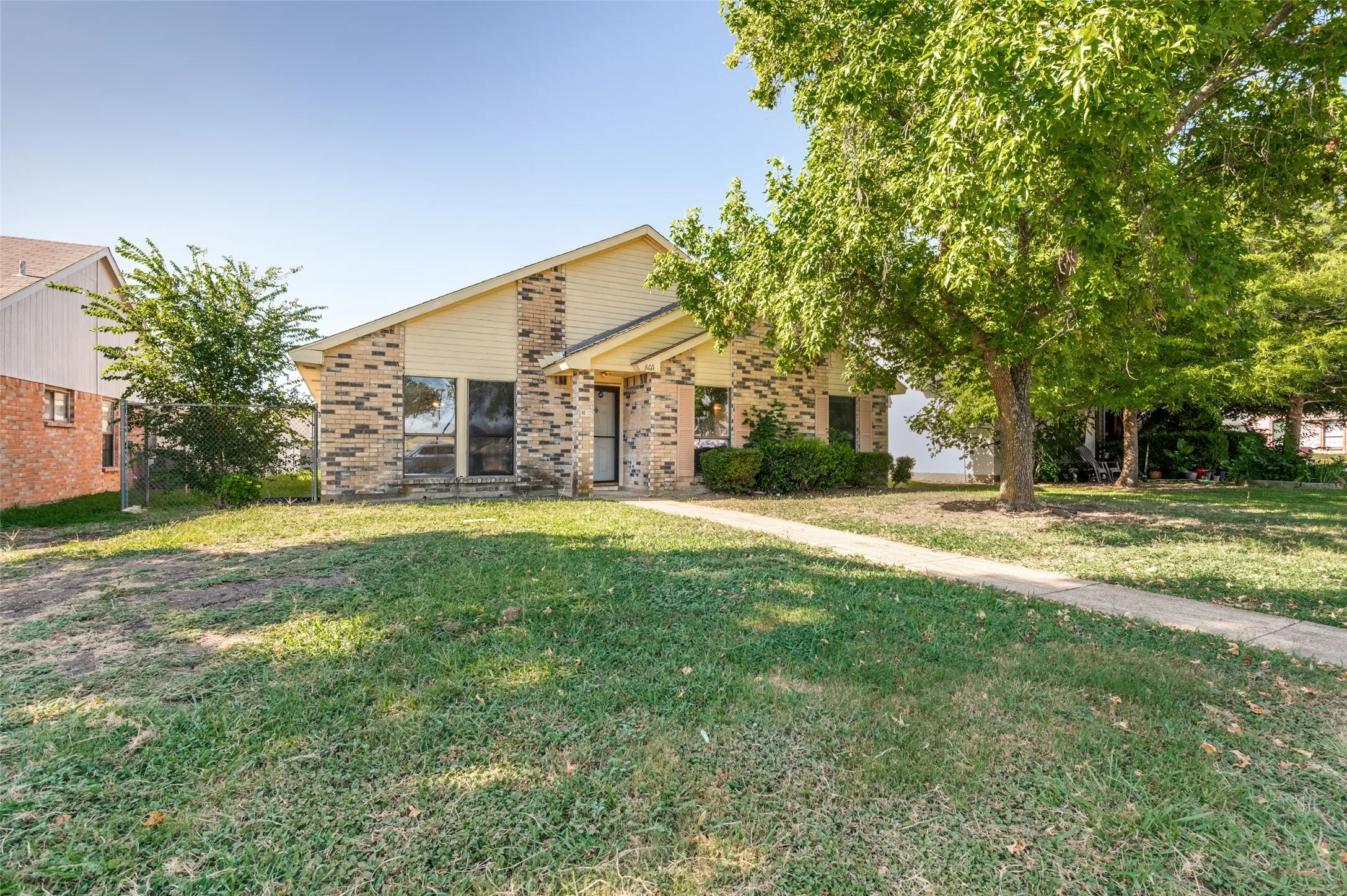 Single Family Residence For Sale in Dallas County , 805 Whitney Street, Cedar Hill, Texas 75104, 3 Bedroom, 2 Bathroom, 2 Garage spaces, 1,720 Sqft, built in 1985, mls#21318869, Real Estate Agent in Cedar Hill, Homes For Sale in Dallas county, Homes For Sale in Cedar Hill, Realtor in Cedar Hill Texas, Real Estate Brokerage Independent Realty Texas, Luminita Cordes Realtor