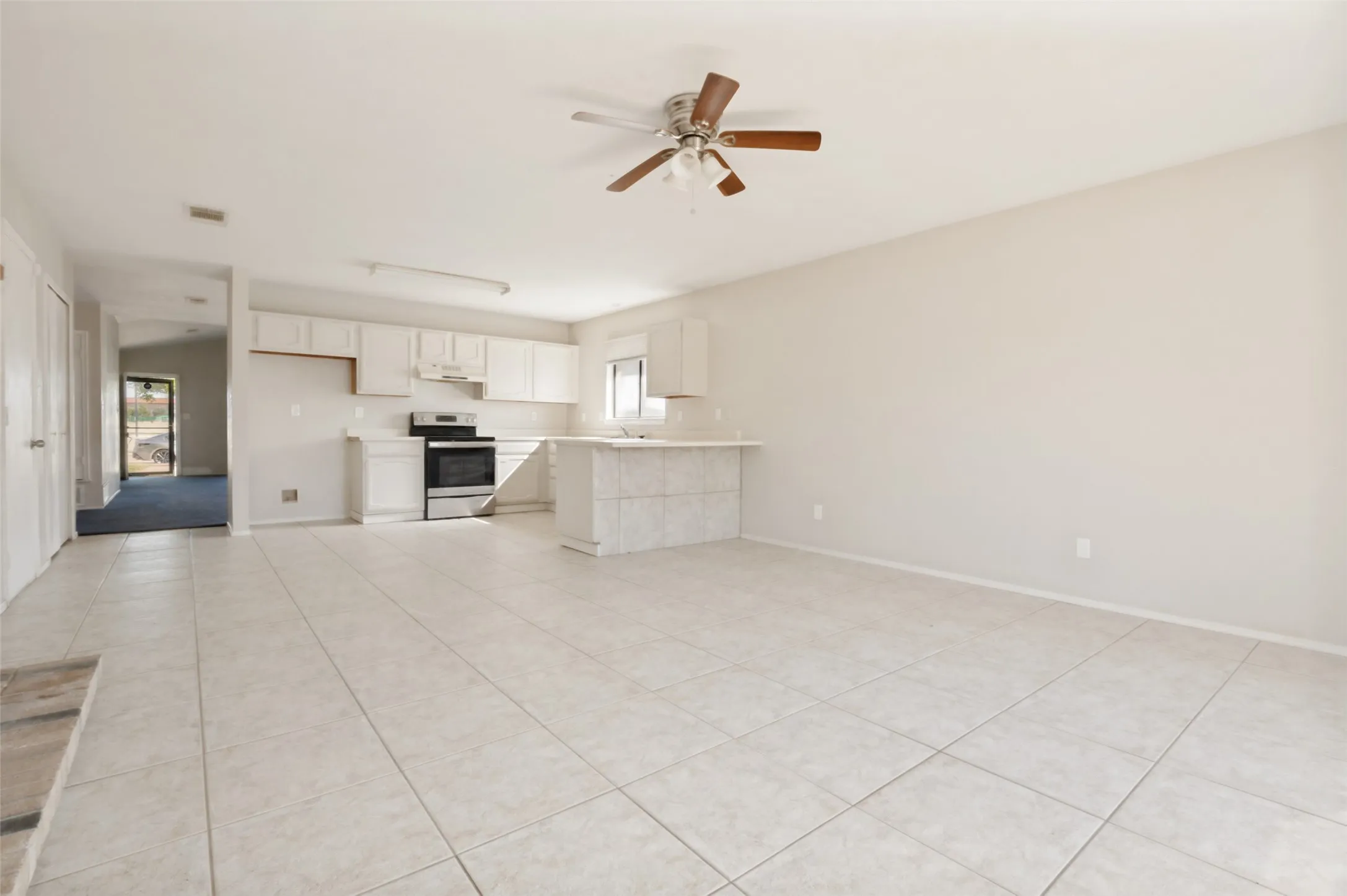 Single Family Residence For Sale in Dallas County , 805 Whitney Street, Cedar Hill, Texas 75104, 3 Bedroom, 2 Bathroom, 2 Garage spaces, 1,720 Sqft, built in 1985, mls#21318869, Real Estate Agent in Cedar Hill, Homes For Sale in Dallas county, Homes For Sale in Cedar Hill, Realtor in Cedar Hill Texas, Real Estate Brokerage Independent Realty Texas, Luminita Cordes Realtor