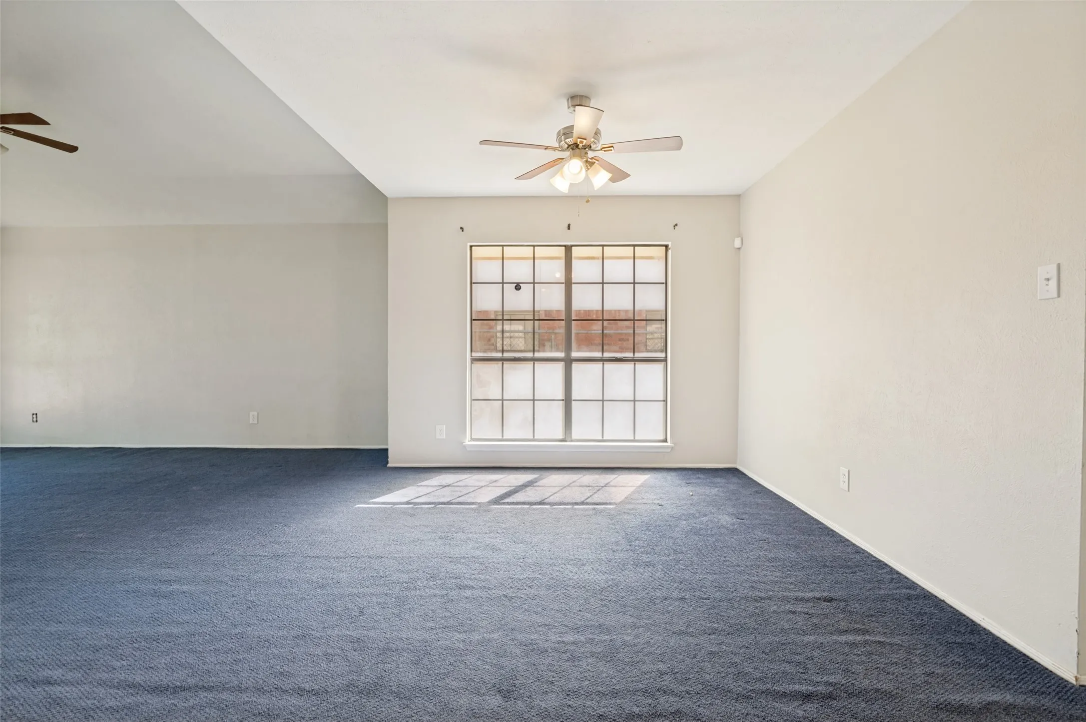 Single Family Residence For Sale in Dallas County , 805 Whitney Street, Cedar Hill, Texas 75104, 3 Bedroom, 2 Bathroom, 2 Garage spaces, 1,720 Sqft, built in 1985, mls#21318869, Real Estate Agent in Cedar Hill, Homes For Sale in Dallas county, Homes For Sale in Cedar Hill, Realtor in Cedar Hill Texas, Real Estate Brokerage Independent Realty Texas, Luminita Cordes Realtor
