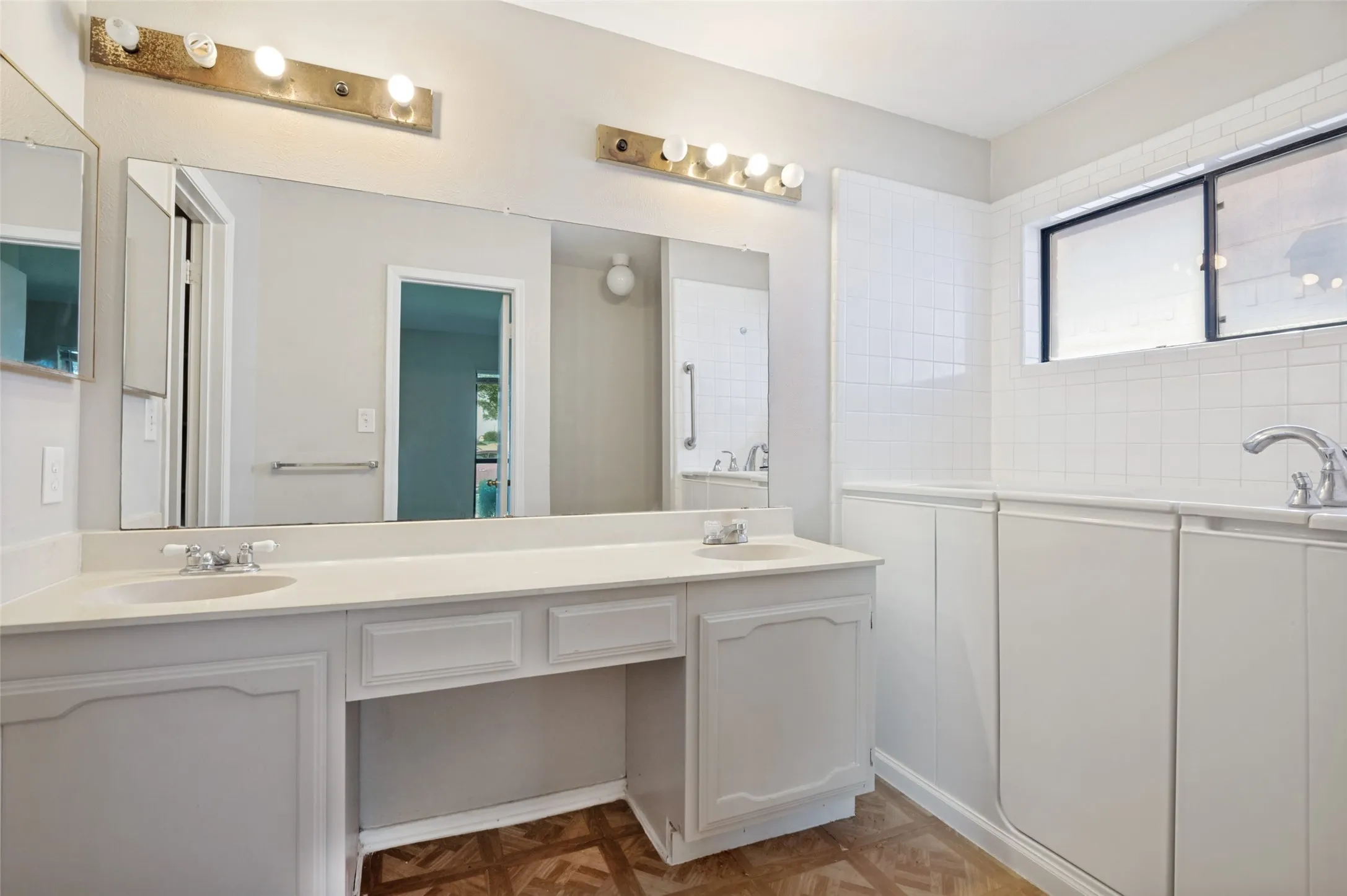 Single Family Residence For Sale in Dallas County , 805 Whitney Street, Cedar Hill, Texas 75104, 3 Bedroom, 2 Bathroom, 2 Garage spaces, 1,720 Sqft, built in 1985, mls#21318869, Real Estate Agent in Cedar Hill, Homes For Sale in Dallas county, Homes For Sale in Cedar Hill, Realtor in Cedar Hill Texas, Real Estate Brokerage Independent Realty Texas, Luminita Cordes Realtor