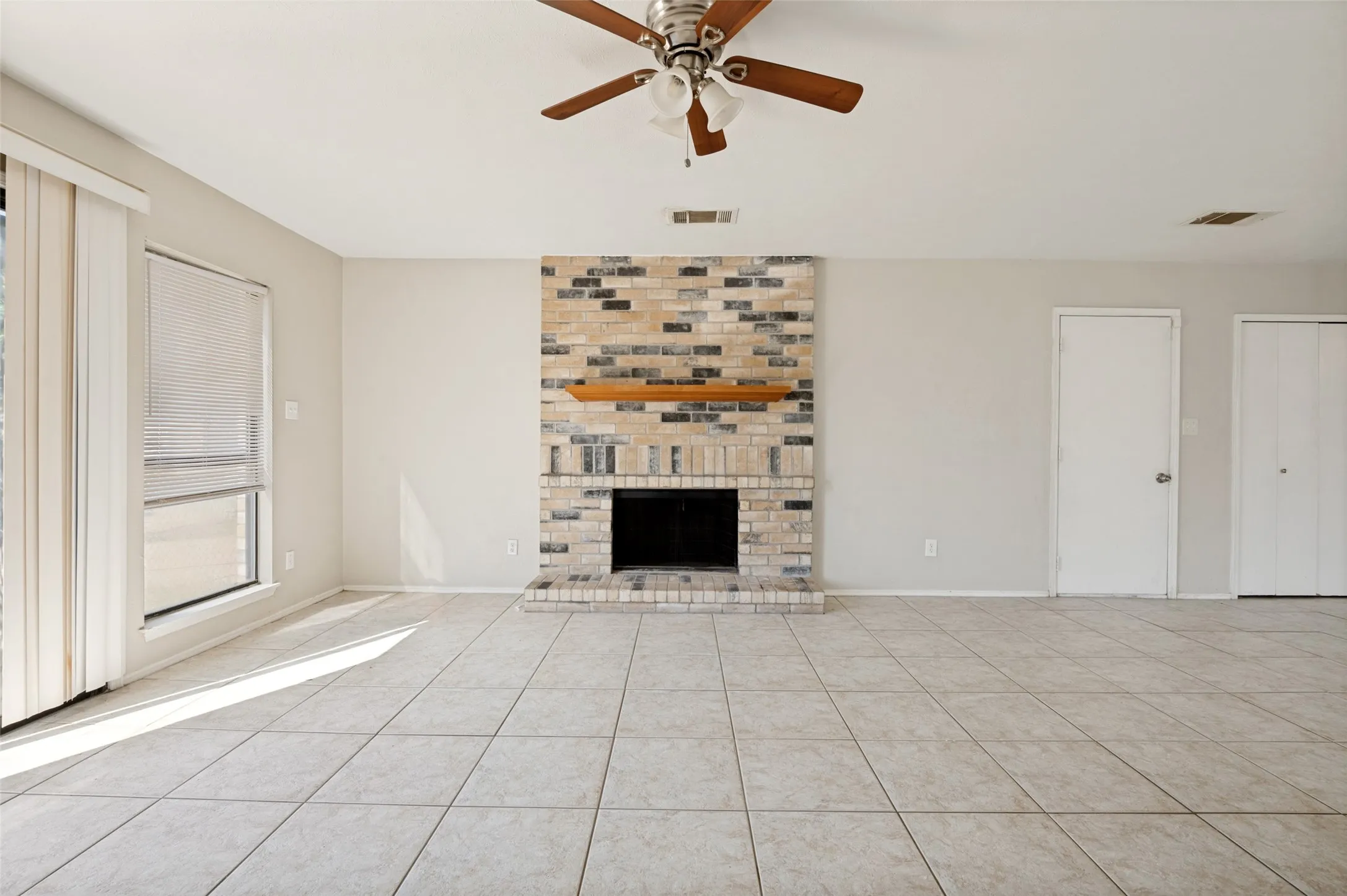 Single Family Residence For Sale in Dallas County , 805 Whitney Street, Cedar Hill, Texas 75104, 3 Bedroom, 2 Bathroom, 2 Garage spaces, 1,720 Sqft, built in 1985, mls#21318869, Real Estate Agent in Cedar Hill, Homes For Sale in Dallas county, Homes For Sale in Cedar Hill, Realtor in Cedar Hill Texas, Real Estate Brokerage Independent Realty Texas, Luminita Cordes Realtor