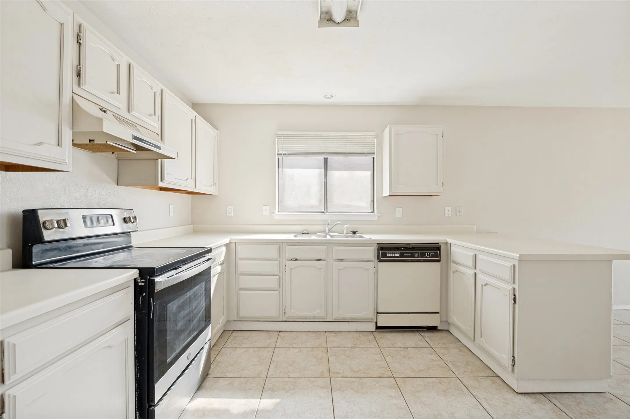 Single Family Residence For Sale in Dallas County , 805 Whitney Street, Cedar Hill, Texas 75104, 3 Bedroom, 2 Bathroom, 2 Garage spaces, 1,720 Sqft, built in 1985, mls#21318869, Real Estate Agent in Cedar Hill, Homes For Sale in Dallas county, Homes For Sale in Cedar Hill, Realtor in Cedar Hill Texas, Real Estate Brokerage Independent Realty Texas, Luminita Cordes Realtor