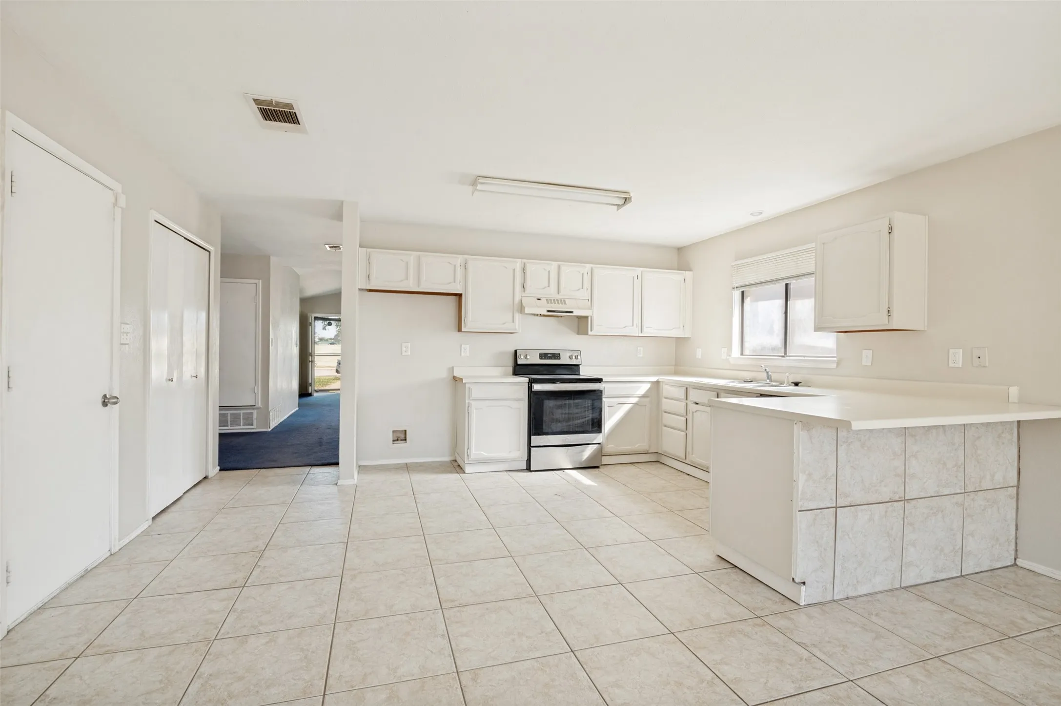 Single Family Residence For Sale in Dallas County , 805 Whitney Street, Cedar Hill, Texas 75104, 3 Bedroom, 2 Bathroom, 2 Garage spaces, 1,720 Sqft, built in 1985, mls#21318869, Real Estate Agent in Cedar Hill, Homes For Sale in Dallas county, Homes For Sale in Cedar Hill, Realtor in Cedar Hill Texas, Real Estate Brokerage Independent Realty Texas, Luminita Cordes Realtor