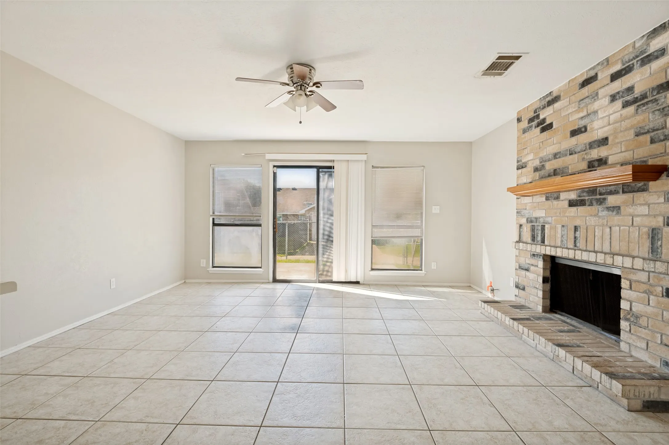 Single Family Residence For Sale in Dallas County , 805 Whitney Street, Cedar Hill, Texas 75104, 3 Bedroom, 2 Bathroom, 2 Garage spaces, 1,720 Sqft, built in 1985, mls#21318869, Real Estate Agent in Cedar Hill, Homes For Sale in Dallas county, Homes For Sale in Cedar Hill, Realtor in Cedar Hill Texas, Real Estate Brokerage Independent Realty Texas, Luminita Cordes Realtor