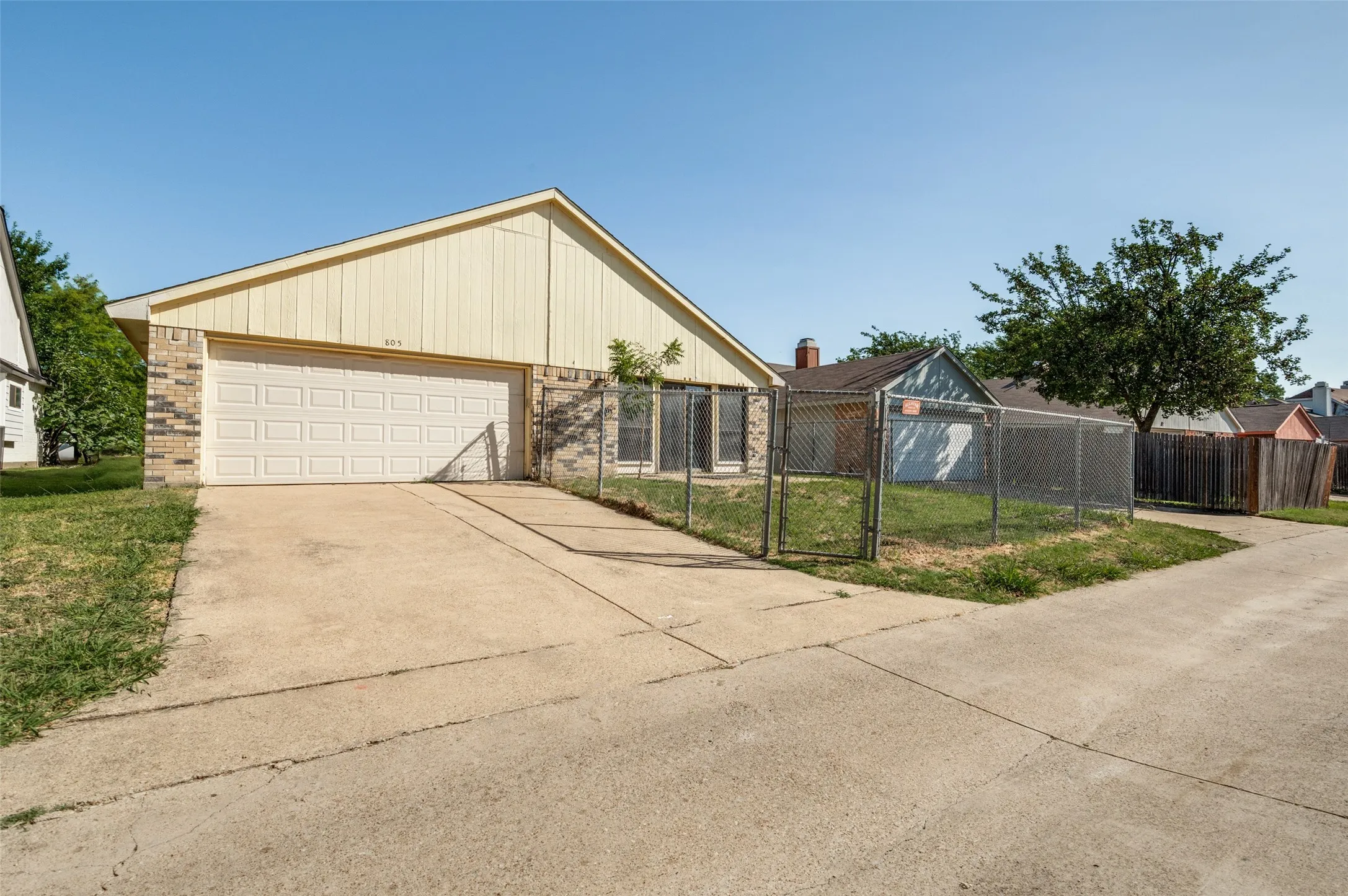 Single Family Residence For Sale in Dallas County , 805 Whitney Street, Cedar Hill, Texas 75104, 3 Bedroom, 2 Bathroom, 2 Garage spaces, 1,720 Sqft, built in 1985, mls#21318869, Real Estate Agent in Cedar Hill, Homes For Sale in Dallas county, Homes For Sale in Cedar Hill, Realtor in Cedar Hill Texas, Real Estate Brokerage Independent Realty Texas, Luminita Cordes Realtor