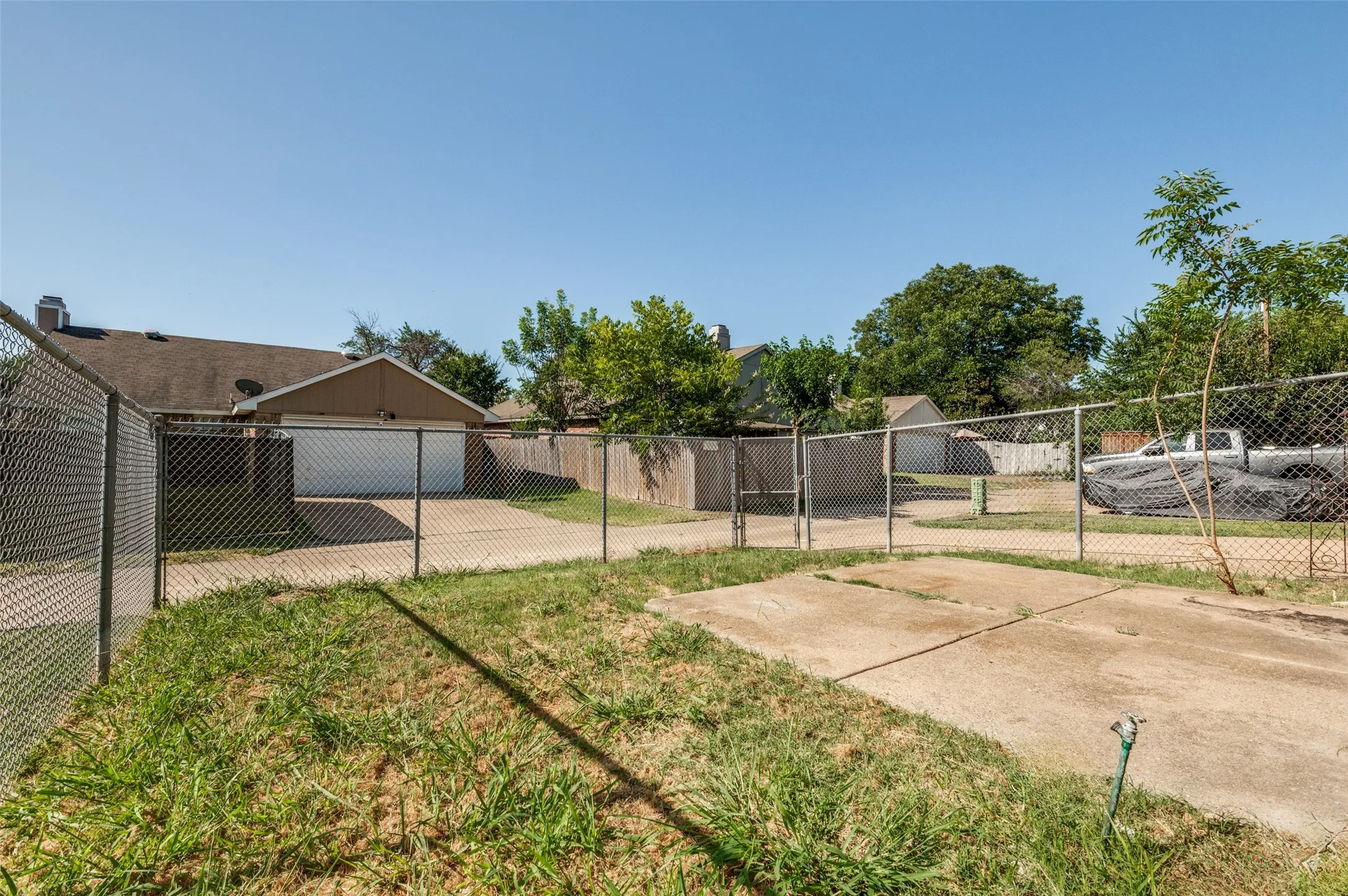 Single Family Residence For Sale in Dallas County , 805 Whitney Street, Cedar Hill, Texas 75104, 3 Bedroom, 2 Bathroom, 2 Garage spaces, 1,720 Sqft, built in 1985, mls#21318869, Real Estate Agent in Cedar Hill, Homes For Sale in Dallas county, Homes For Sale in Cedar Hill, Realtor in Cedar Hill Texas, Real Estate Brokerage Independent Realty Texas, Luminita Cordes Realtor