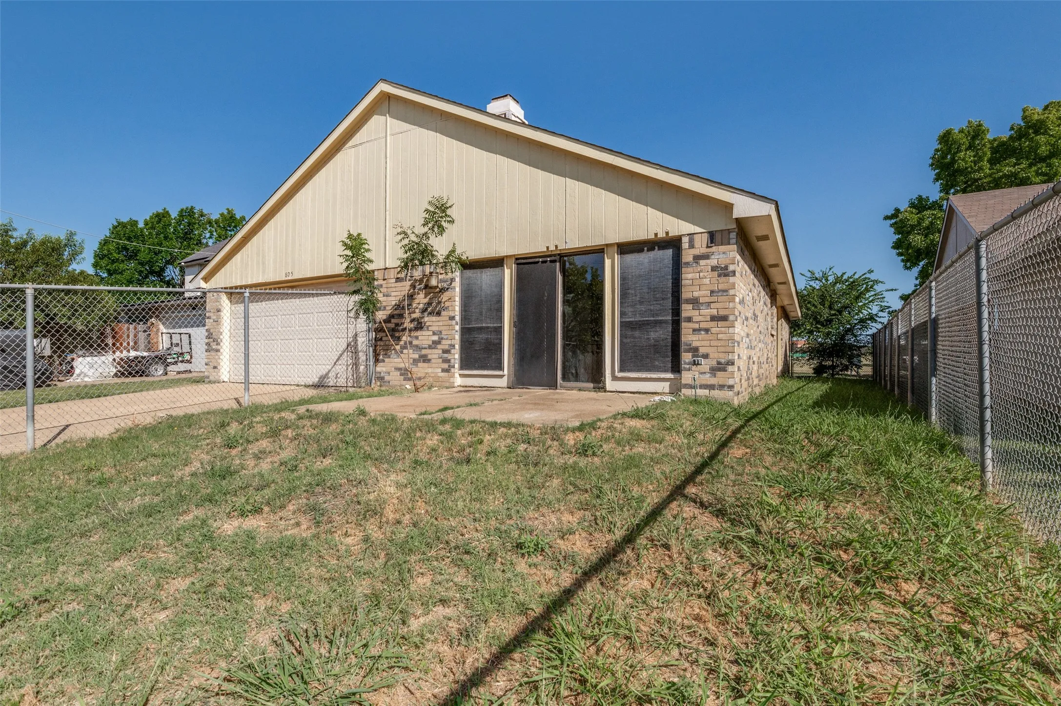 Single Family Residence For Sale in Dallas County , 805 Whitney Street, Cedar Hill, Texas 75104, 3 Bedroom, 2 Bathroom, 2 Garage spaces, 1,720 Sqft, built in 1985, mls#21318869, Real Estate Agent in Cedar Hill, Homes For Sale in Dallas county, Homes For Sale in Cedar Hill, Realtor in Cedar Hill Texas, Real Estate Brokerage Independent Realty Texas, Luminita Cordes Realtor