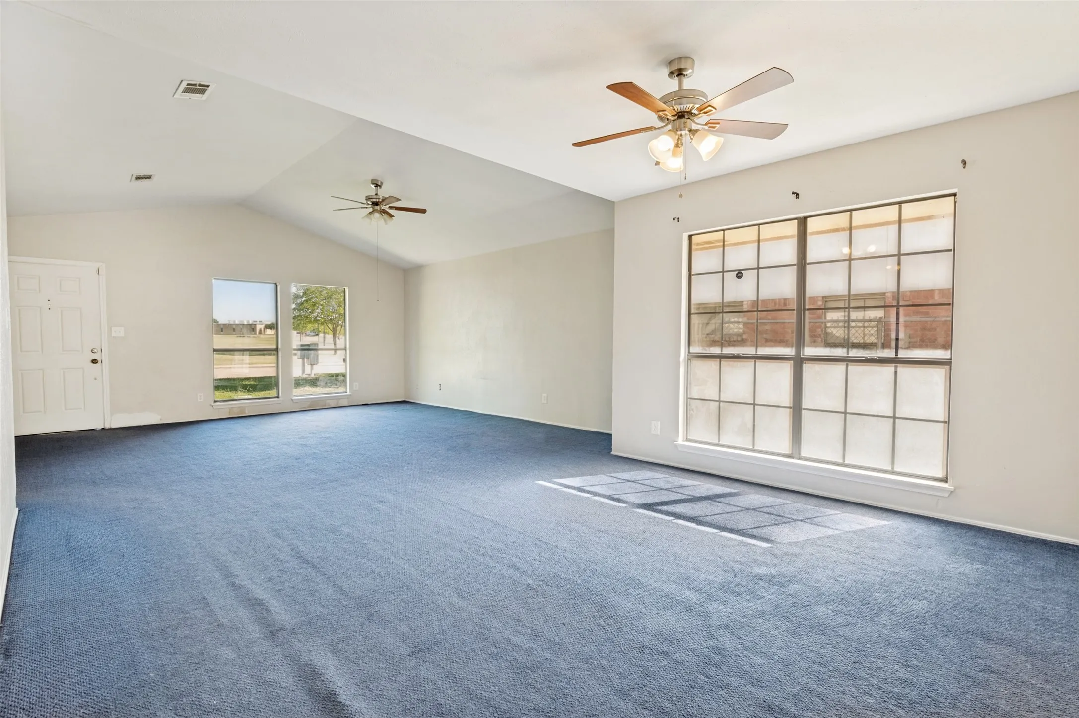 Single Family Residence For Sale in Dallas County , 805 Whitney Street, Cedar Hill, Texas 75104, 3 Bedroom, 2 Bathroom, 2 Garage spaces, 1,720 Sqft, built in 1985, mls#21318869, Real Estate Agent in Cedar Hill, Homes For Sale in Dallas county, Homes For Sale in Cedar Hill, Realtor in Cedar Hill Texas, Real Estate Brokerage Independent Realty Texas, Luminita Cordes Realtor