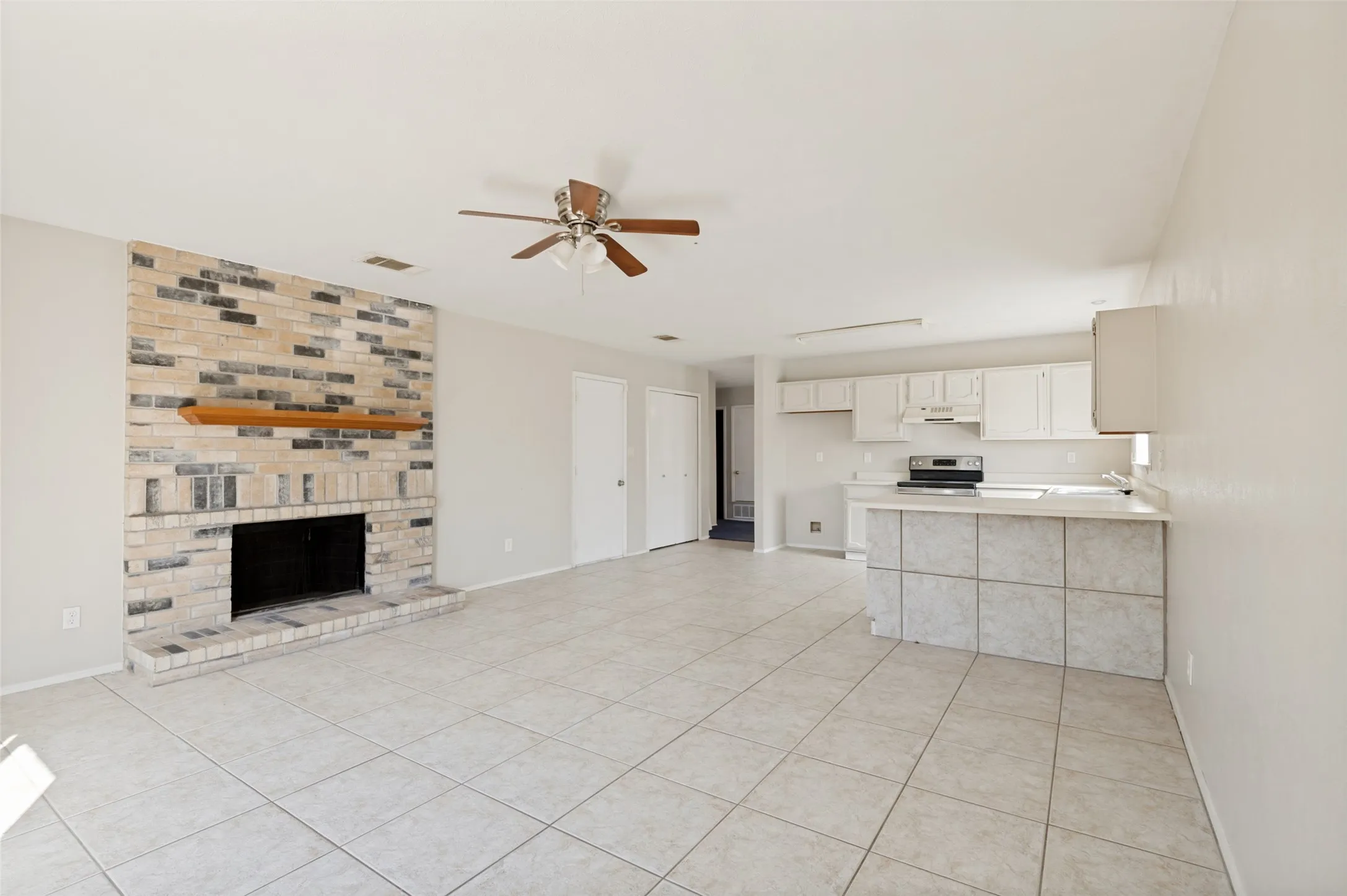 Single Family Residence For Sale in Dallas County , 805 Whitney Street, Cedar Hill, Texas 75104, 3 Bedroom, 2 Bathroom, 2 Garage spaces, 1,720 Sqft, built in 1985, mls#21318869, Real Estate Agent in Cedar Hill, Homes For Sale in Dallas county, Homes For Sale in Cedar Hill, Realtor in Cedar Hill Texas, Real Estate Brokerage Independent Realty Texas, Luminita Cordes Realtor