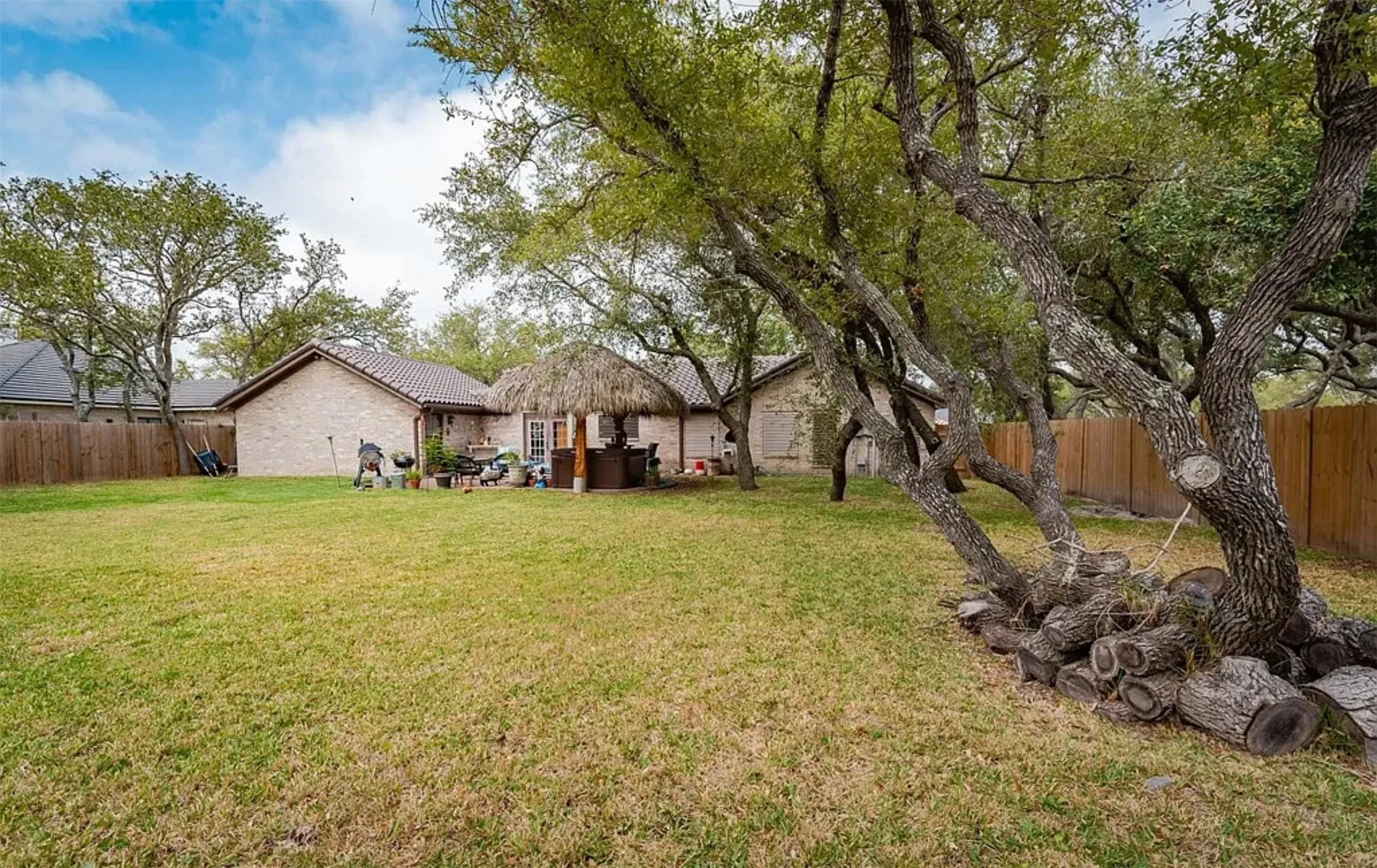 Single Family Residence For Sale in Aransas County , 3111 Traylor Boulevard, Rockport, Texas 78382, 3 Bedroom, 2 Bathroom, 2 Garage spaces, 1,529 Sqft, built in 1984, mls#21318936, Real Estate Agent in Rockport, Homes For Sale in Aransas county, Homes For Sale in Rockport, Realtor in Rockport Texas, Real Estate Brokerage Independent Realty Texas, Luminita Cordes Realtor