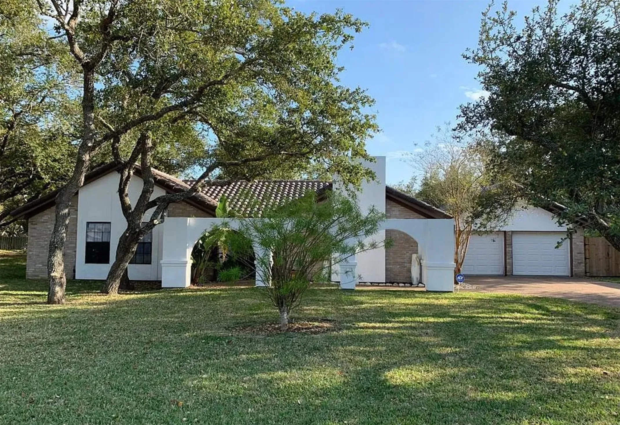 Single Family Residence For Sale in Aransas County , 3111 Traylor Boulevard, Rockport, Texas 78382, 3 Bedroom, 2 Bathroom, 2 Garage spaces, 1,529 Sqft, built in 1984, mls#21318936, Real Estate Agent in Rockport, Homes For Sale in Aransas county, Homes For Sale in Rockport, Realtor in Rockport Texas, Real Estate Brokerage Independent Realty Texas, Luminita Cordes Realtor