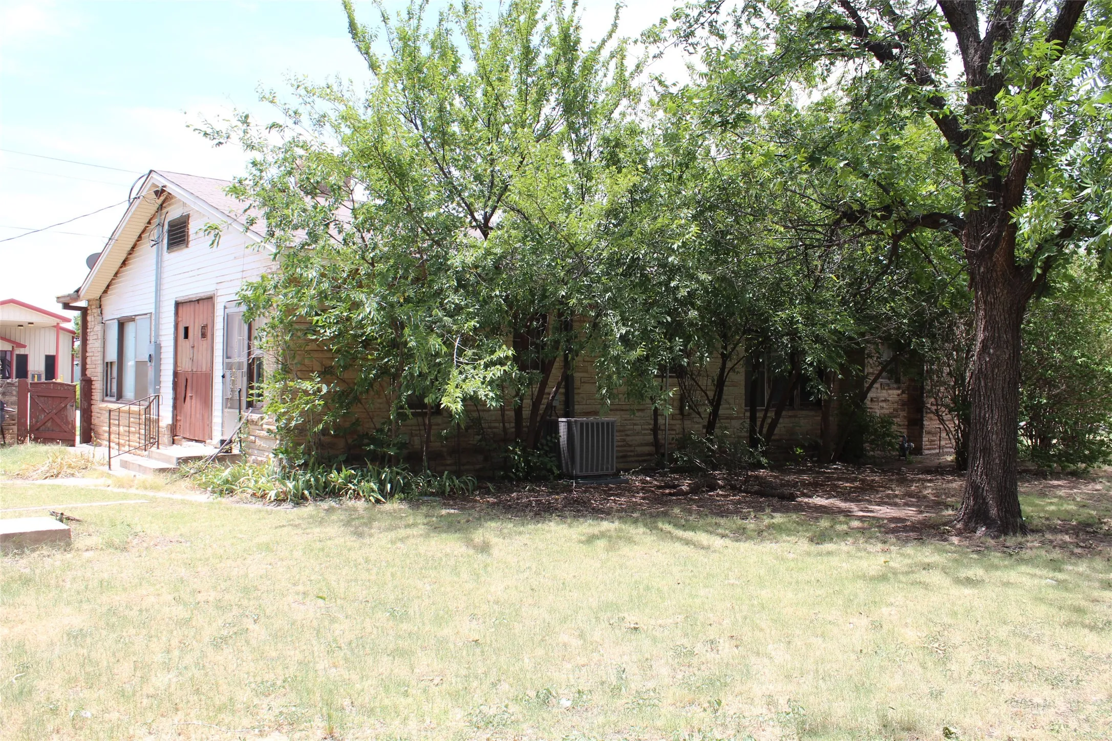 Single Family Residence For Sale in Knox County , 410 N Munday Avenue, Munday, Texas 76371, 3 Bedroom, 2 Bathroom, 2 Garage spaces, 1,978 Sqft, built in 1950, mls#21318950, Real Estate Agent in Munday, Homes For Sale in Knox county, Homes For Sale in Munday, Realtor in Munday Texas, Real Estate Brokerage Independent Realty Texas, Luminita Cordes Realtor