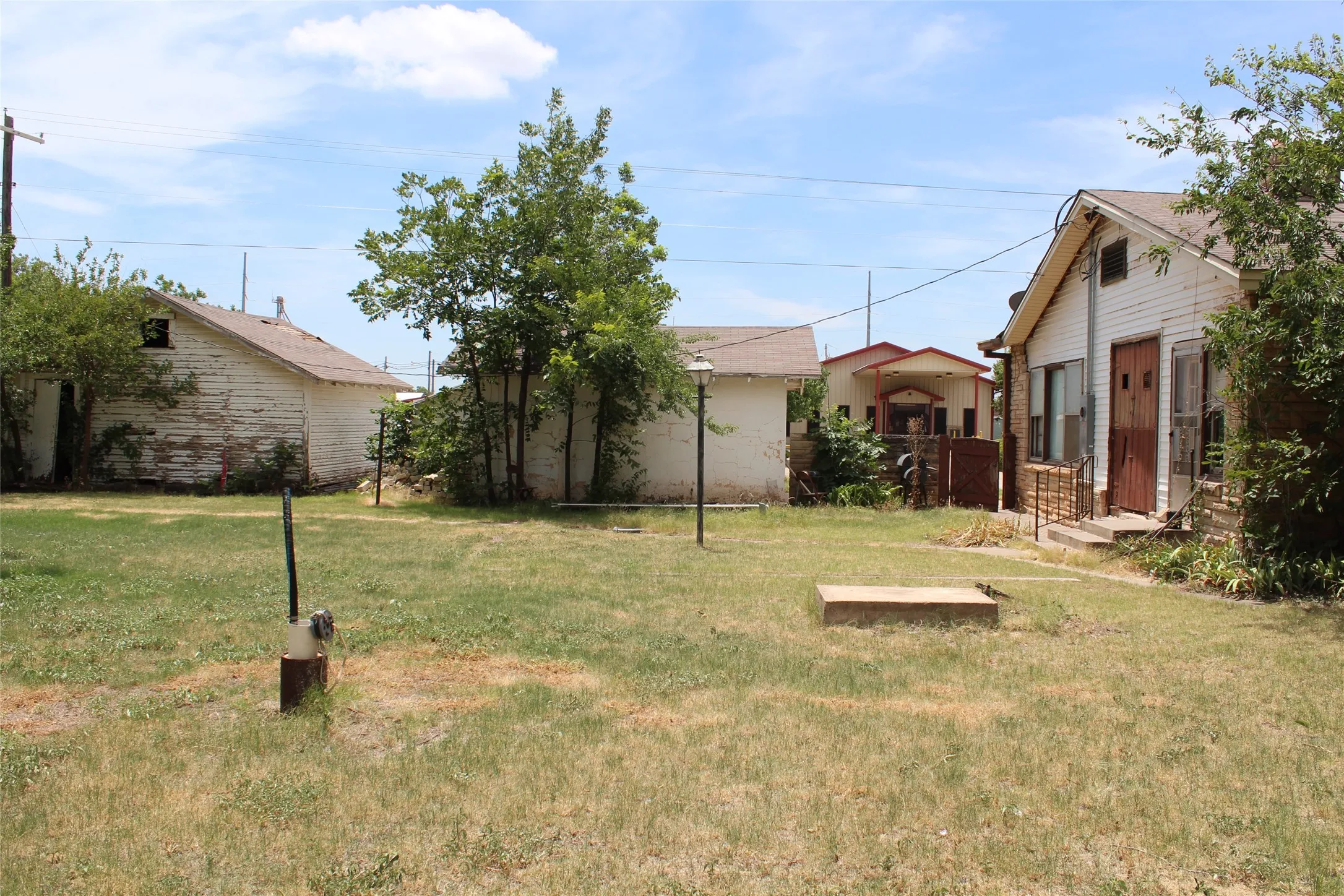 Single Family Residence For Sale in Knox County , 410 N Munday Avenue, Munday, Texas 76371, 3 Bedroom, 2 Bathroom, 2 Garage spaces, 1,978 Sqft, built in 1950, mls#21318950, Real Estate Agent in Munday, Homes For Sale in Knox county, Homes For Sale in Munday, Realtor in Munday Texas, Real Estate Brokerage Independent Realty Texas, Luminita Cordes Realtor