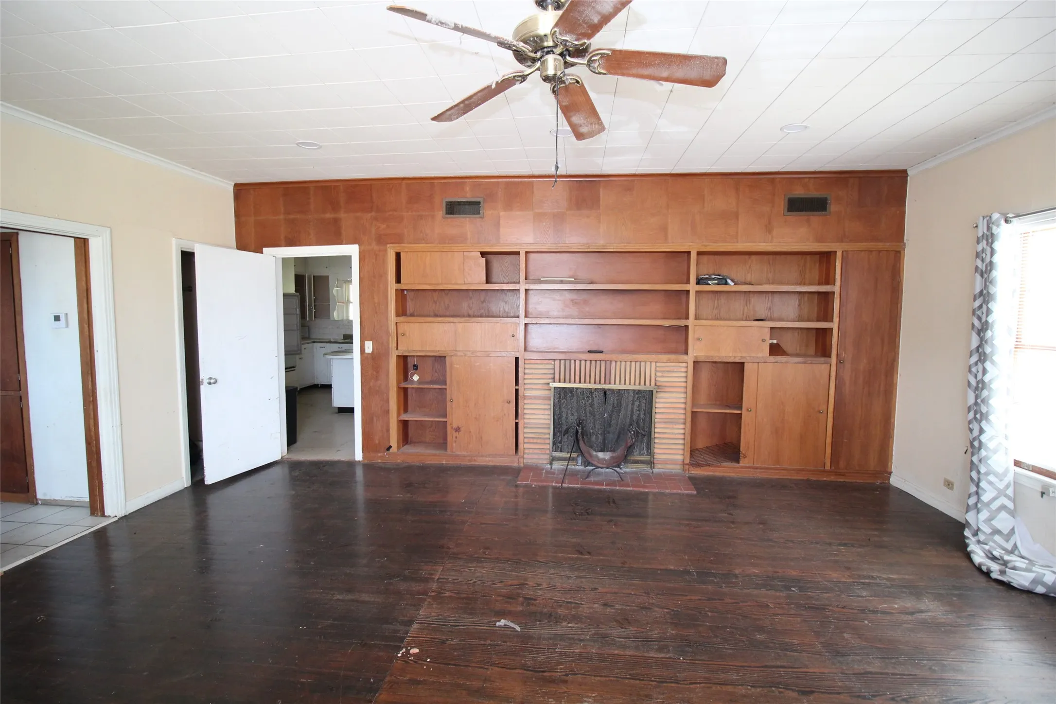 Single Family Residence For Sale in Knox County , 410 N Munday Avenue, Munday, Texas 76371, 3 Bedroom, 2 Bathroom, 2 Garage spaces, 1,978 Sqft, built in 1950, mls#21318950, Real Estate Agent in Munday, Homes For Sale in Knox county, Homes For Sale in Munday, Realtor in Munday Texas, Real Estate Brokerage Independent Realty Texas, Luminita Cordes Realtor