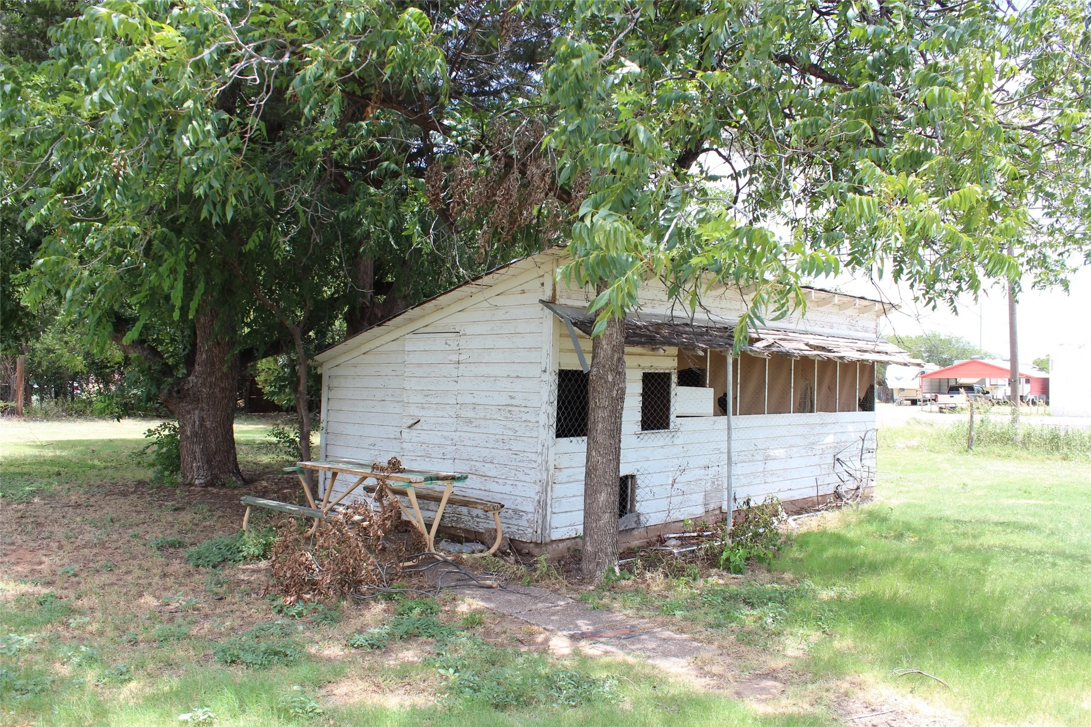 Single Family Residence For Sale in Knox County , 410 N Munday Avenue, Munday, Texas 76371, 3 Bedroom, 2 Bathroom, 2 Garage spaces, 1,978 Sqft, built in 1950, mls#21318950, Real Estate Agent in Munday, Homes For Sale in Knox county, Homes For Sale in Munday, Realtor in Munday Texas, Real Estate Brokerage Independent Realty Texas, Luminita Cordes Realtor