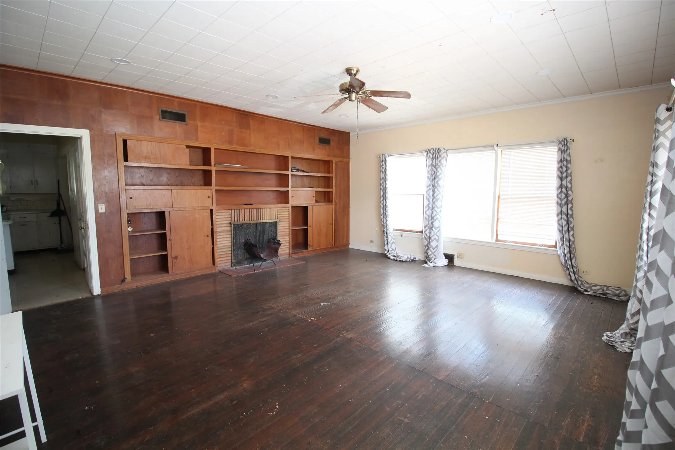 Single Family Residence For Sale in Knox County , 410 N Munday Avenue, Munday, Texas 76371, 3 Bedroom, 2 Bathroom, 2 Garage spaces, 1,978 Sqft, built in 1950, mls#21318950, Real Estate Agent in Munday, Homes For Sale in Knox county, Homes For Sale in Munday, Realtor in Munday Texas, Real Estate Brokerage Independent Realty Texas, Luminita Cordes Realtor