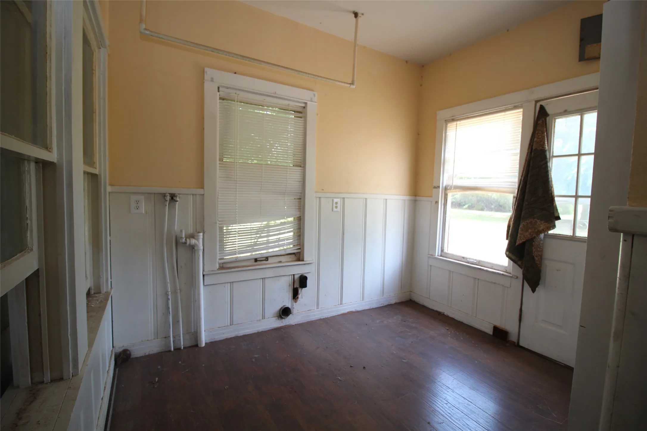 Single Family Residence For Sale in Knox County , 410 N Munday Avenue, Munday, Texas 76371, 3 Bedroom, 2 Bathroom, 2 Garage spaces, 1,978 Sqft, built in 1950, mls#21318950, Real Estate Agent in Munday, Homes For Sale in Knox county, Homes For Sale in Munday, Realtor in Munday Texas, Real Estate Brokerage Independent Realty Texas, Luminita Cordes Realtor