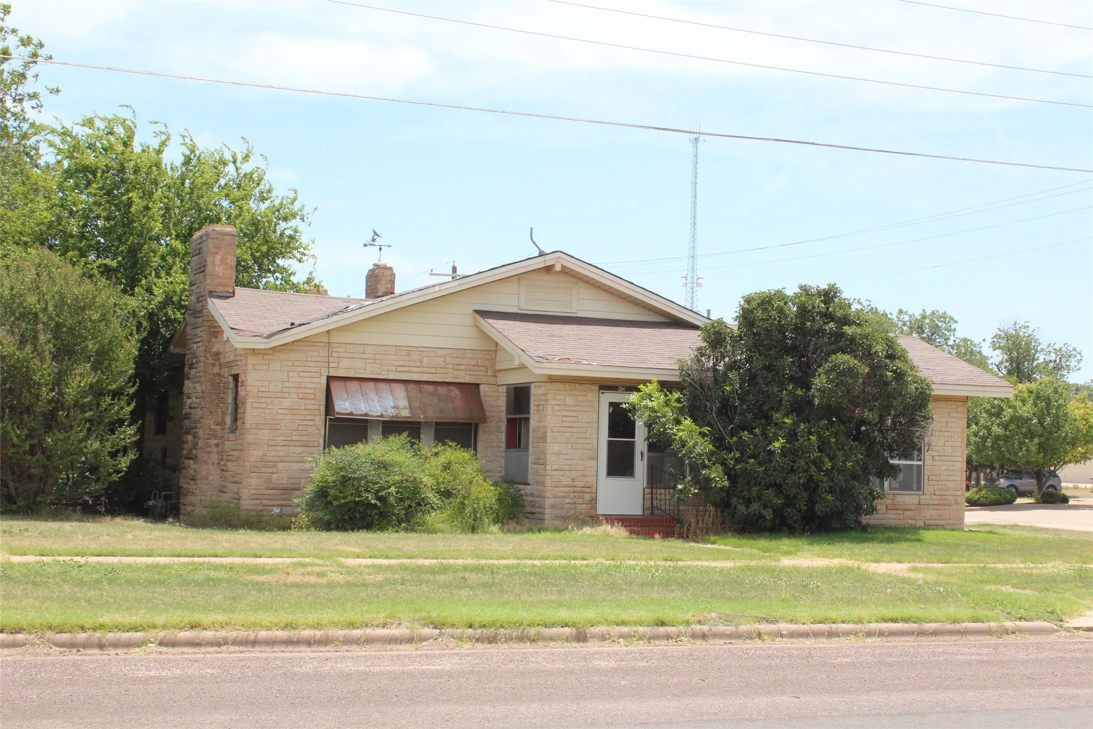 Single Family Residence For Sale in Knox County , 410 N Munday Avenue, Munday, Texas 76371, 3 Bedroom, 2 Bathroom, 2 Garage spaces, 1,978 Sqft, built in 1950, mls#21318950, Real Estate Agent in Munday, Homes For Sale in Knox county, Homes For Sale in Munday, Realtor in Munday Texas, Real Estate Brokerage Independent Realty Texas, Luminita Cordes Realtor