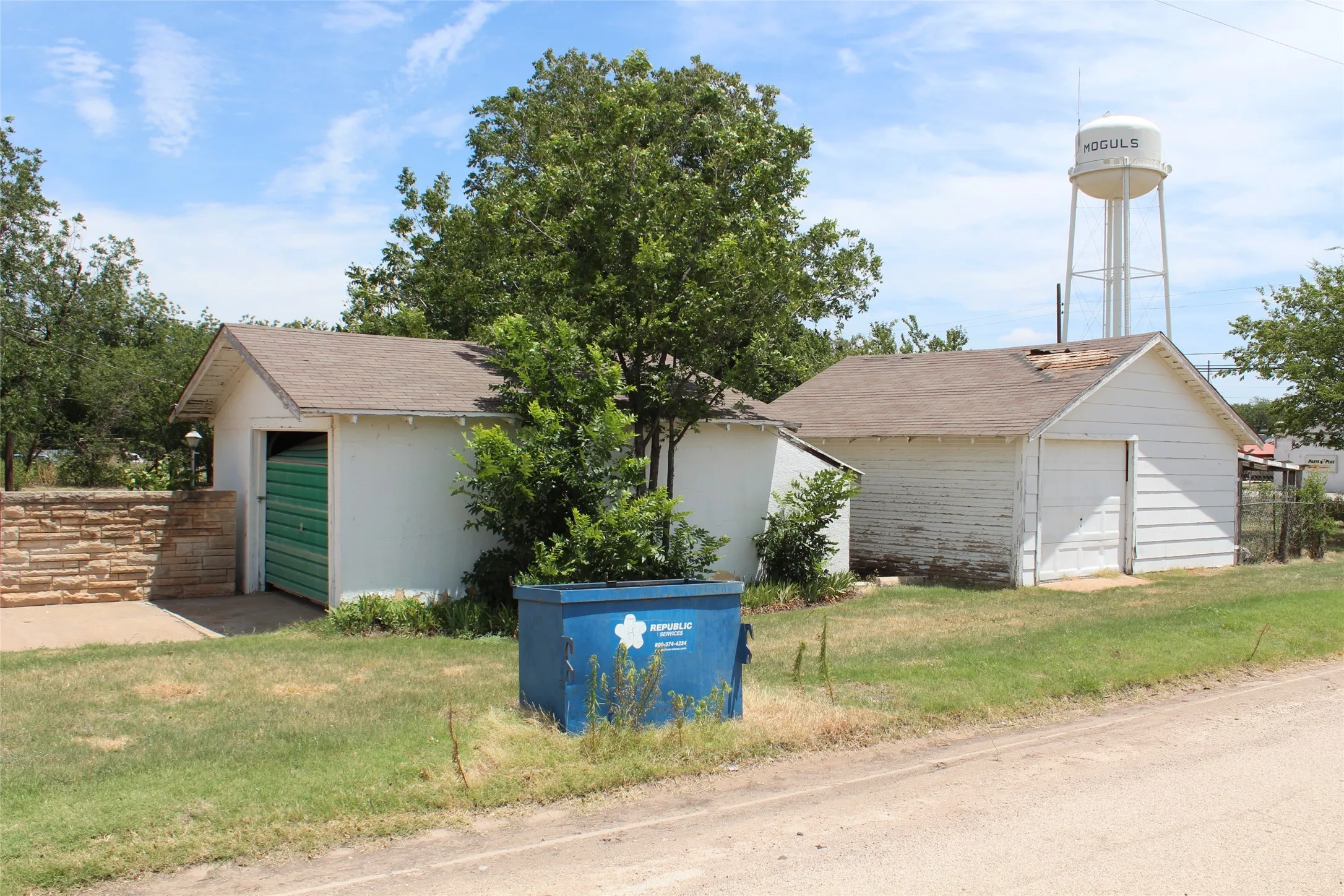 Single Family Residence For Sale in Knox County , 410 N Munday Avenue, Munday, Texas 76371, 3 Bedroom, 2 Bathroom, 2 Garage spaces, 1,978 Sqft, built in 1950, mls#21318950, Real Estate Agent in Munday, Homes For Sale in Knox county, Homes For Sale in Munday, Realtor in Munday Texas, Real Estate Brokerage Independent Realty Texas, Luminita Cordes Realtor