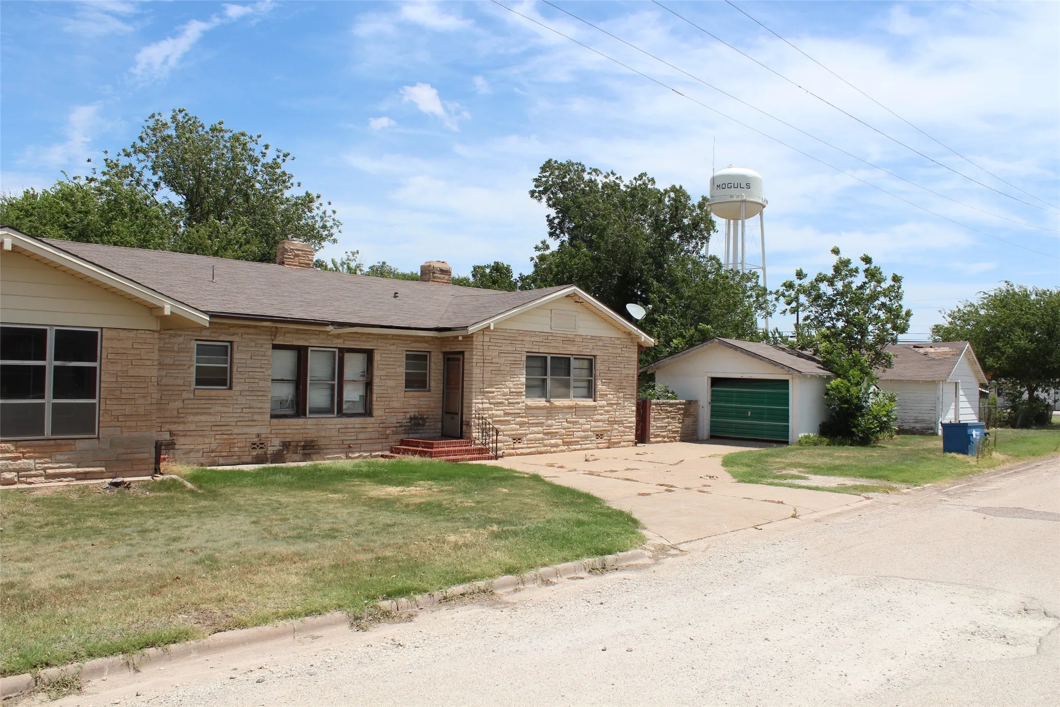 Single Family Residence For Sale in Knox County , 410 N Munday Avenue, Munday, Texas 76371, 3 Bedroom, 2 Bathroom, 2 Garage spaces, 1,978 Sqft, built in 1950, mls#21318950, Real Estate Agent in Munday, Homes For Sale in Knox county, Homes For Sale in Munday, Realtor in Munday Texas, Real Estate Brokerage Independent Realty Texas, Luminita Cordes Realtor
