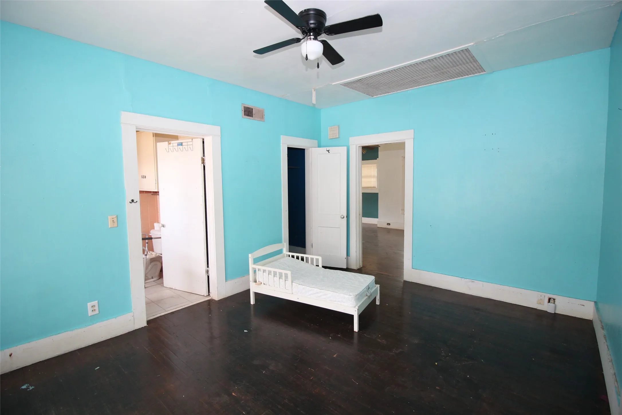 Single Family Residence For Sale in Knox County , 410 N Munday Avenue, Munday, Texas 76371, 3 Bedroom, 2 Bathroom, 2 Garage spaces, 1,978 Sqft, built in 1950, mls#21318950, Real Estate Agent in Munday, Homes For Sale in Knox county, Homes For Sale in Munday, Realtor in Munday Texas, Real Estate Brokerage Independent Realty Texas, Luminita Cordes Realtor