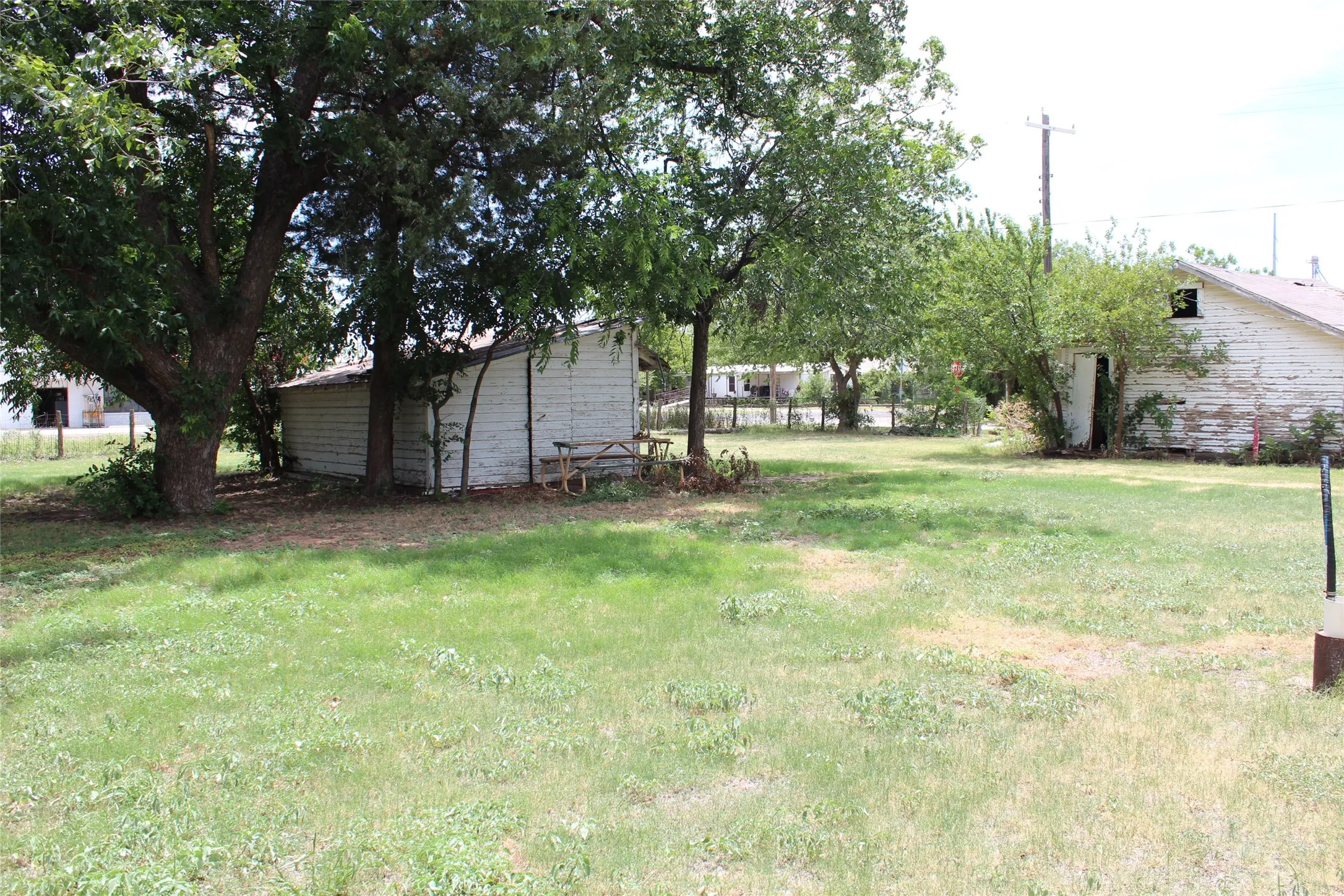 Single Family Residence For Sale in Knox County , 410 N Munday Avenue, Munday, Texas 76371, 3 Bedroom, 2 Bathroom, 2 Garage spaces, 1,978 Sqft, built in 1950, mls#21318950, Real Estate Agent in Munday, Homes For Sale in Knox county, Homes For Sale in Munday, Realtor in Munday Texas, Real Estate Brokerage Independent Realty Texas, Luminita Cordes Realtor