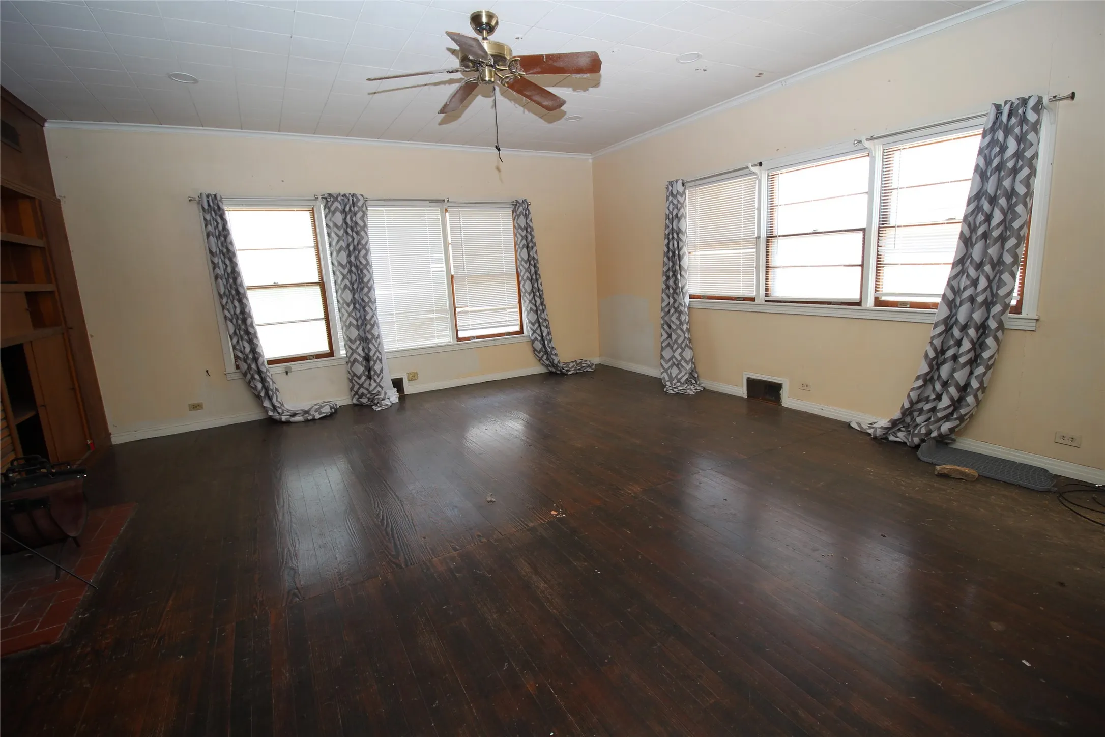 Single Family Residence For Sale in Knox County , 410 N Munday Avenue, Munday, Texas 76371, 3 Bedroom, 2 Bathroom, 2 Garage spaces, 1,978 Sqft, built in 1950, mls#21318950, Real Estate Agent in Munday, Homes For Sale in Knox county, Homes For Sale in Munday, Realtor in Munday Texas, Real Estate Brokerage Independent Realty Texas, Luminita Cordes Realtor