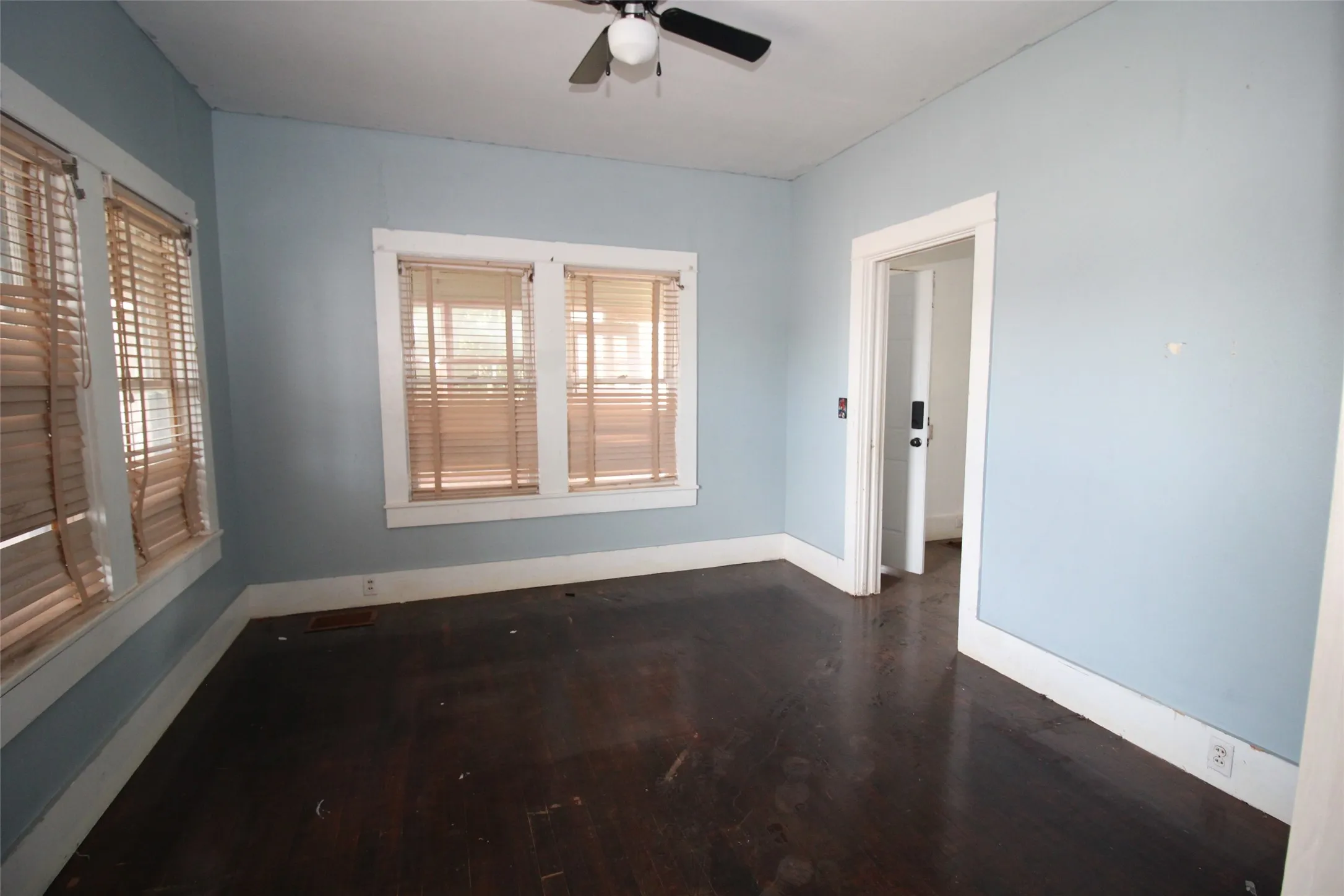Single Family Residence For Sale in Knox County , 410 N Munday Avenue, Munday, Texas 76371, 3 Bedroom, 2 Bathroom, 2 Garage spaces, 1,978 Sqft, built in 1950, mls#21318950, Real Estate Agent in Munday, Homes For Sale in Knox county, Homes For Sale in Munday, Realtor in Munday Texas, Real Estate Brokerage Independent Realty Texas, Luminita Cordes Realtor