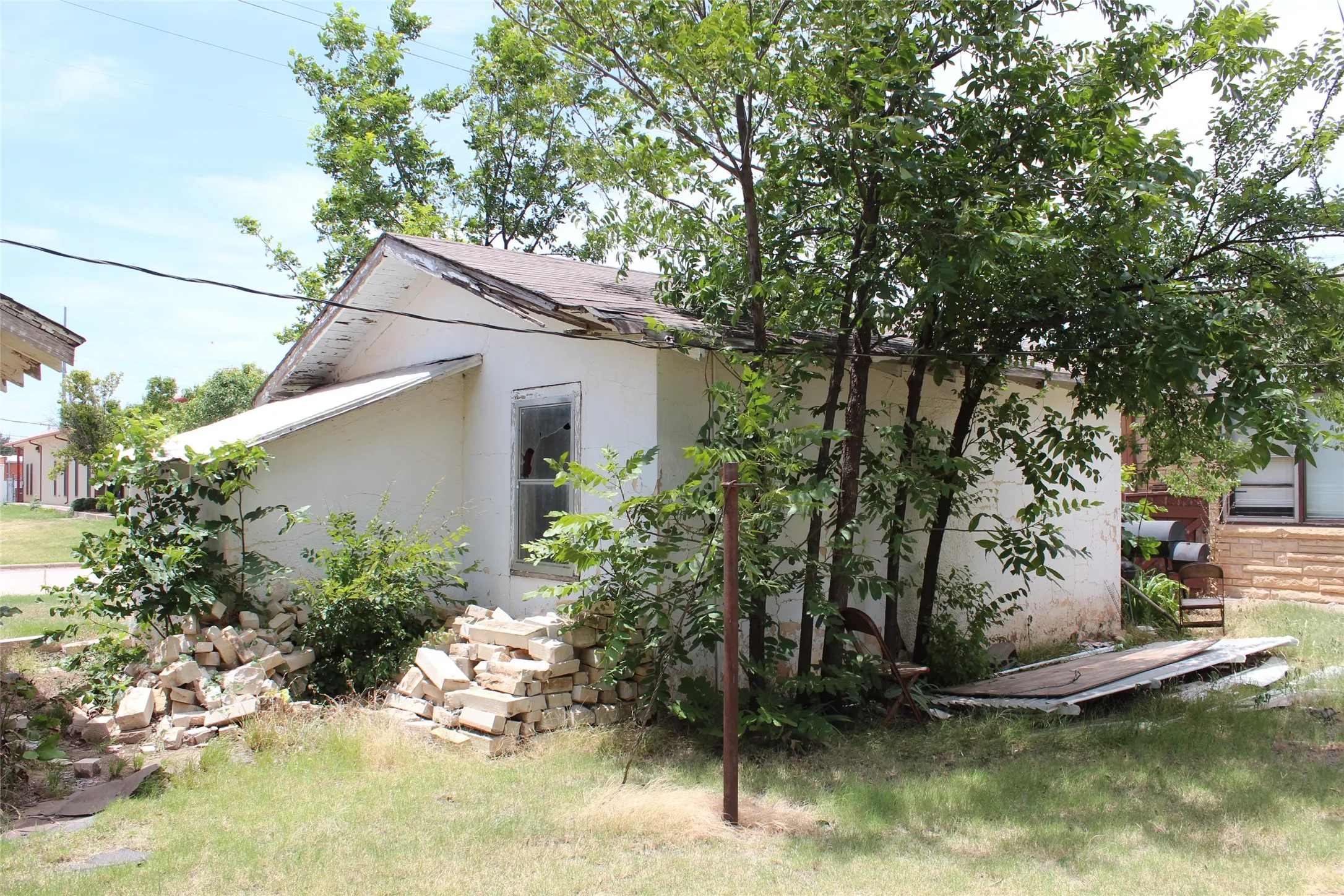 Single Family Residence For Sale in Knox County , 410 N Munday Avenue, Munday, Texas 76371, 3 Bedroom, 2 Bathroom, 2 Garage spaces, 1,978 Sqft, built in 1950, mls#21318950, Real Estate Agent in Munday, Homes For Sale in Knox county, Homes For Sale in Munday, Realtor in Munday Texas, Real Estate Brokerage Independent Realty Texas, Luminita Cordes Realtor