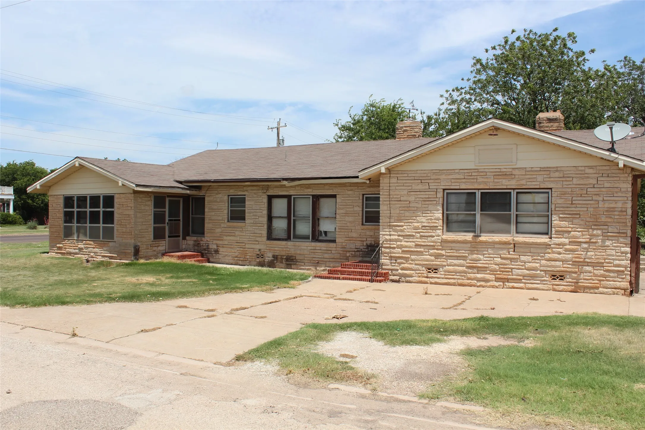 Single Family Residence For Sale in Knox County , 410 N Munday Avenue, Munday, Texas 76371, 3 Bedroom, 2 Bathroom, 2 Garage spaces, 1,978 Sqft, built in 1950, mls#21318950, Real Estate Agent in Munday, Homes For Sale in Knox county, Homes For Sale in Munday, Realtor in Munday Texas, Real Estate Brokerage Independent Realty Texas, Luminita Cordes Realtor