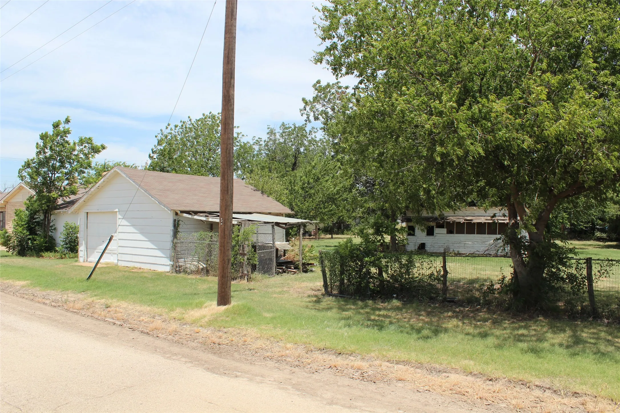 Single Family Residence For Sale in Knox County , 410 N Munday Avenue, Munday, Texas 76371, 3 Bedroom, 2 Bathroom, 2 Garage spaces, 1,978 Sqft, built in 1950, mls#21318950, Real Estate Agent in Munday, Homes For Sale in Knox county, Homes For Sale in Munday, Realtor in Munday Texas, Real Estate Brokerage Independent Realty Texas, Luminita Cordes Realtor