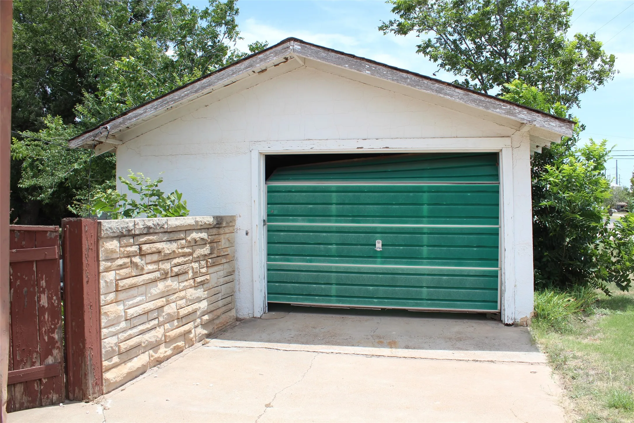 Single Family Residence For Sale in Knox County , 410 N Munday Avenue, Munday, Texas 76371, 3 Bedroom, 2 Bathroom, 2 Garage spaces, 1,978 Sqft, built in 1950, mls#21318950, Real Estate Agent in Munday, Homes For Sale in Knox county, Homes For Sale in Munday, Realtor in Munday Texas, Real Estate Brokerage Independent Realty Texas, Luminita Cordes Realtor