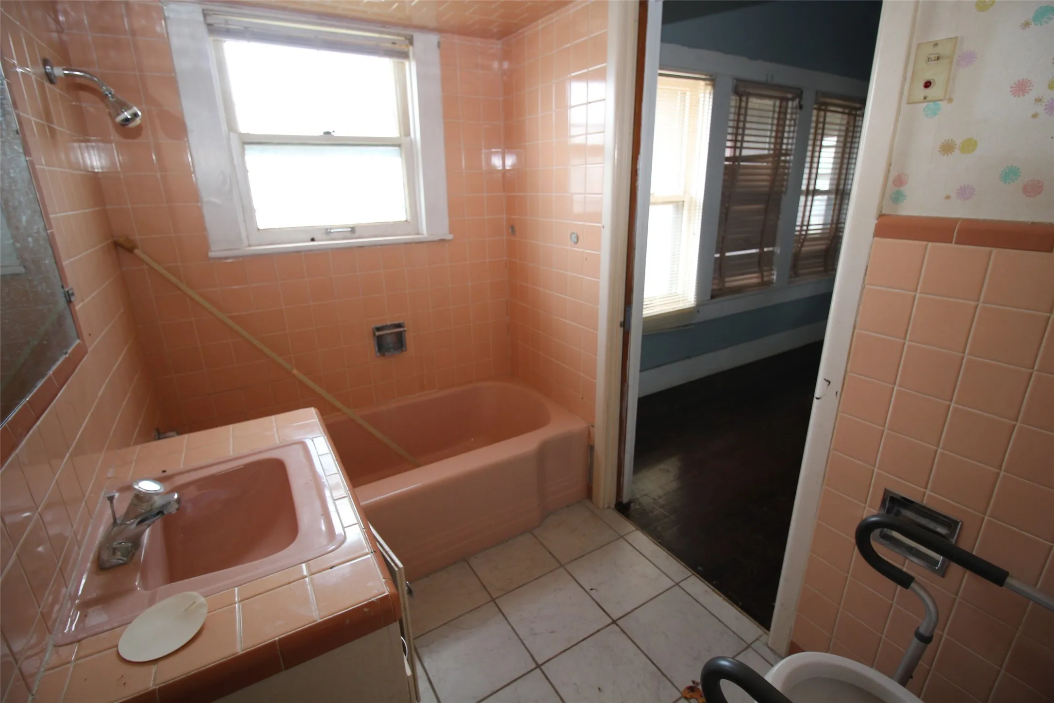 Single Family Residence For Sale in Knox County , 410 N Munday Avenue, Munday, Texas 76371, 3 Bedroom, 2 Bathroom, 2 Garage spaces, 1,978 Sqft, built in 1950, mls#21318950, Real Estate Agent in Munday, Homes For Sale in Knox county, Homes For Sale in Munday, Realtor in Munday Texas, Real Estate Brokerage Independent Realty Texas, Luminita Cordes Realtor