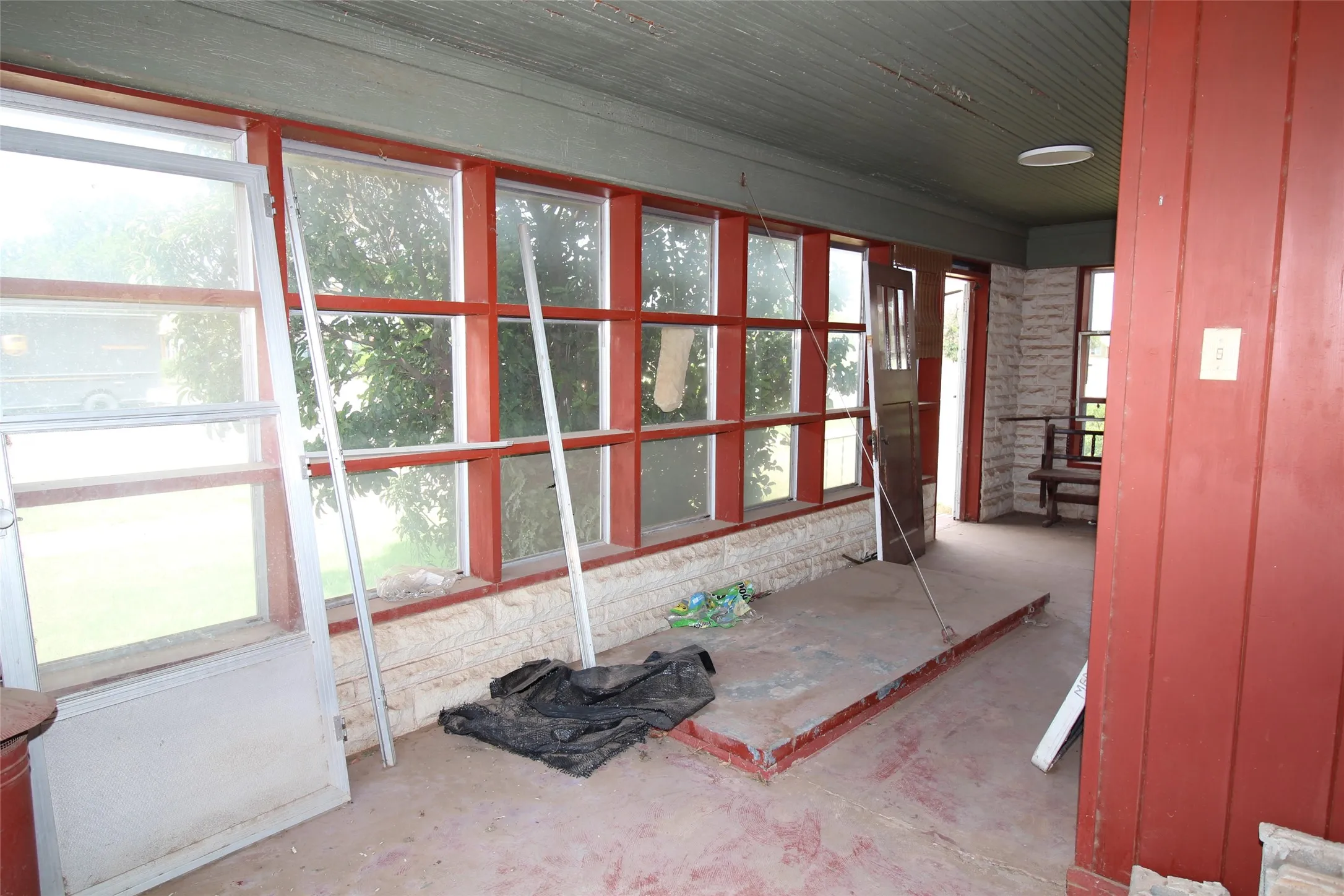 Single Family Residence For Sale in Knox County , 410 N Munday Avenue, Munday, Texas 76371, 3 Bedroom, 2 Bathroom, 2 Garage spaces, 1,978 Sqft, built in 1950, mls#21318950, Real Estate Agent in Munday, Homes For Sale in Knox county, Homes For Sale in Munday, Realtor in Munday Texas, Real Estate Brokerage Independent Realty Texas, Luminita Cordes Realtor