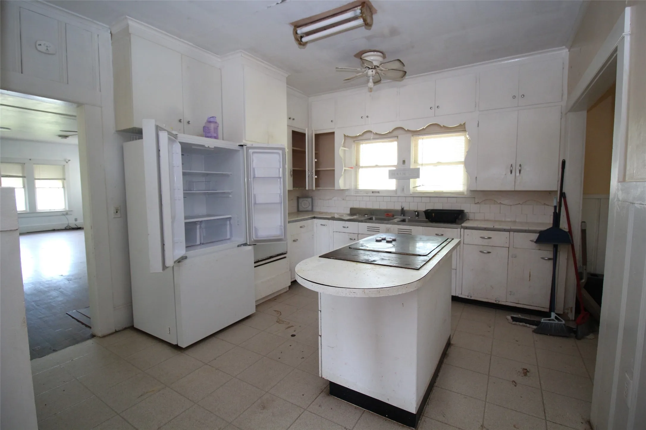 Single Family Residence For Sale in Knox County , 410 N Munday Avenue, Munday, Texas 76371, 3 Bedroom, 2 Bathroom, 2 Garage spaces, 1,978 Sqft, built in 1950, mls#21318950, Real Estate Agent in Munday, Homes For Sale in Knox county, Homes For Sale in Munday, Realtor in Munday Texas, Real Estate Brokerage Independent Realty Texas, Luminita Cordes Realtor