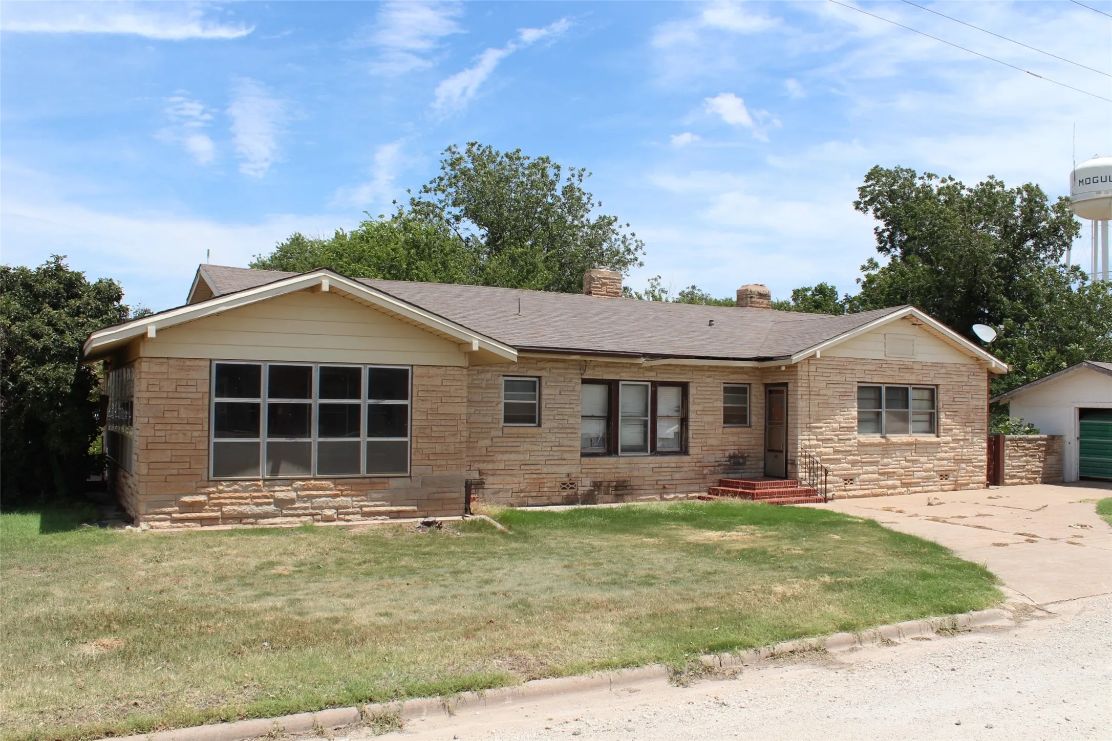 Single Family Residence For Sale in Knox County , 410 N Munday Avenue, Munday, Texas 76371, 3 Bedroom, 2 Bathroom, 2 Garage spaces, 1,978 Sqft, built in 1950, mls#21318950, Real Estate Agent in Munday, Homes For Sale in Knox county, Homes For Sale in Munday, Realtor in Munday Texas, Real Estate Brokerage Independent Realty Texas, Luminita Cordes Realtor