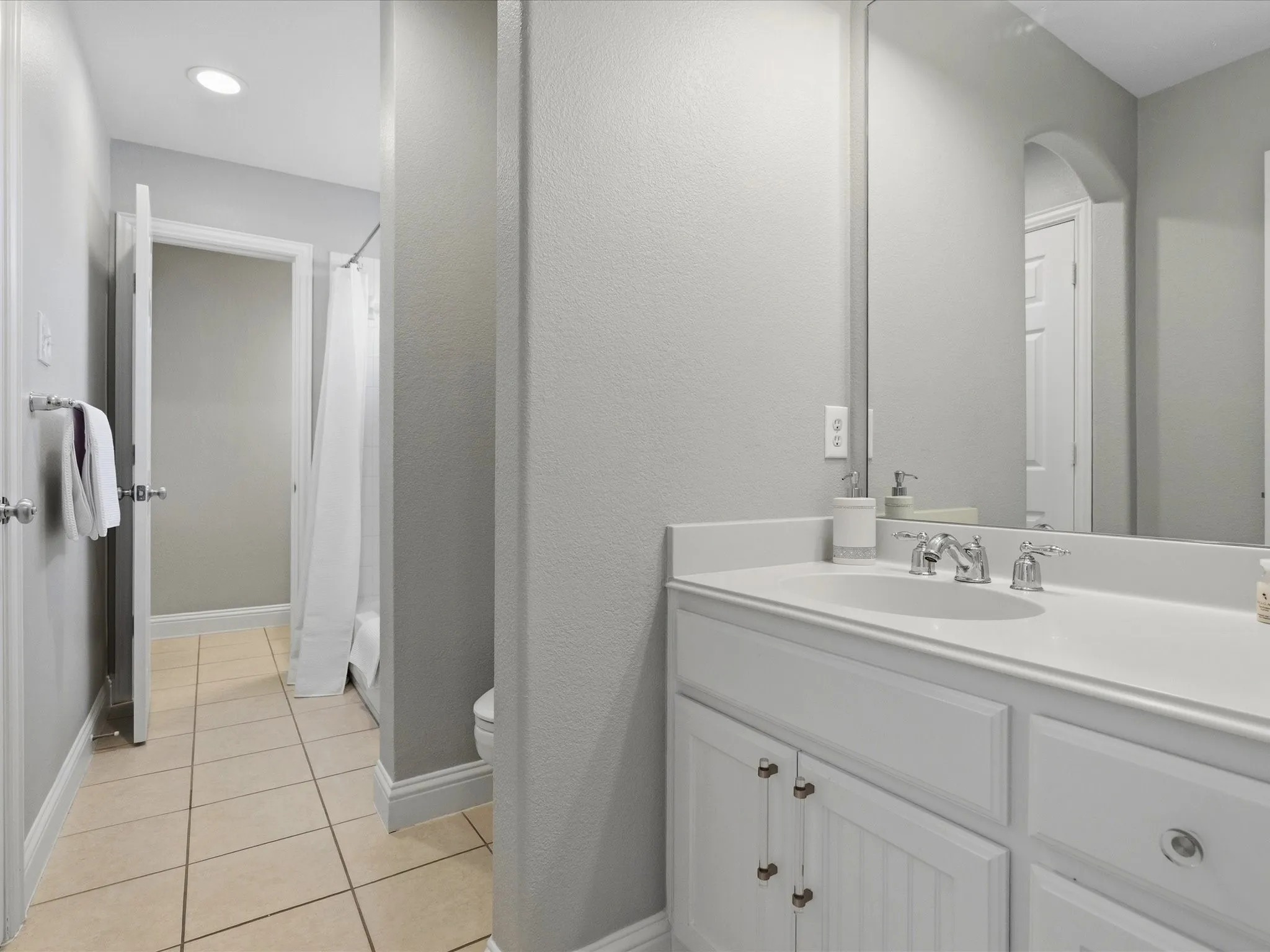 Single Family Residence For Sale in Denton County , 417 Mordred Lane, Lewisville, Texas 75056, 4 Bedroom, 3 Bathroom, 2 Garage spaces, 3,426 Sqft, built in 2006, mls#21315940, Real Estate Agent in Lewisville, Homes For Sale in Denton county, Homes For Sale in Lewisville, Realtor in Lewisville Texas, Real Estate Brokerage Independent Realty Texas, Luminita Cordes Realtor