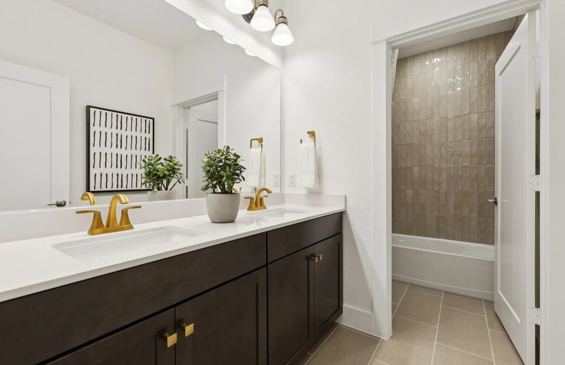 *Model Representation - Spacious secondary bathroom
