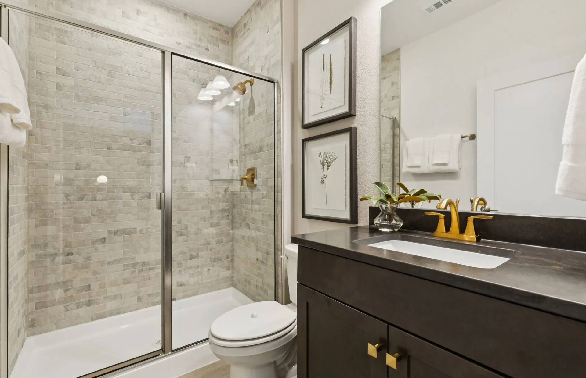*Model Representation - Spacious secondary bathroom