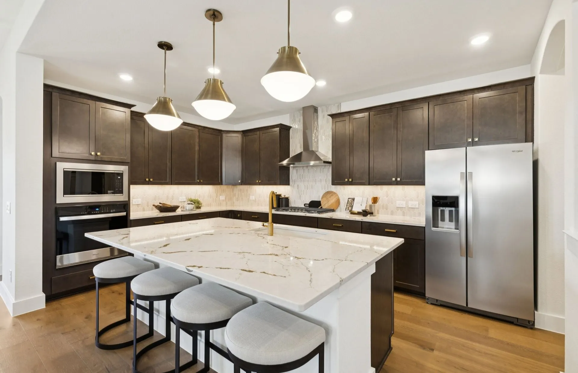 *Model Representation - Spacious kitchen with eat-in bartop island