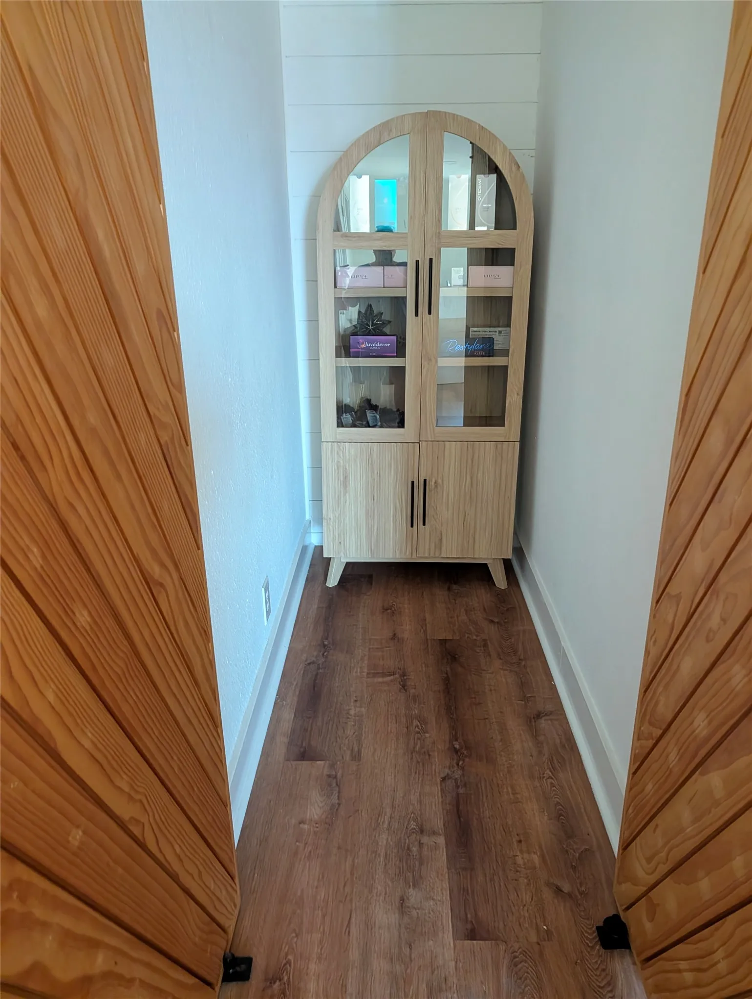 Space that separates the two private areas.
