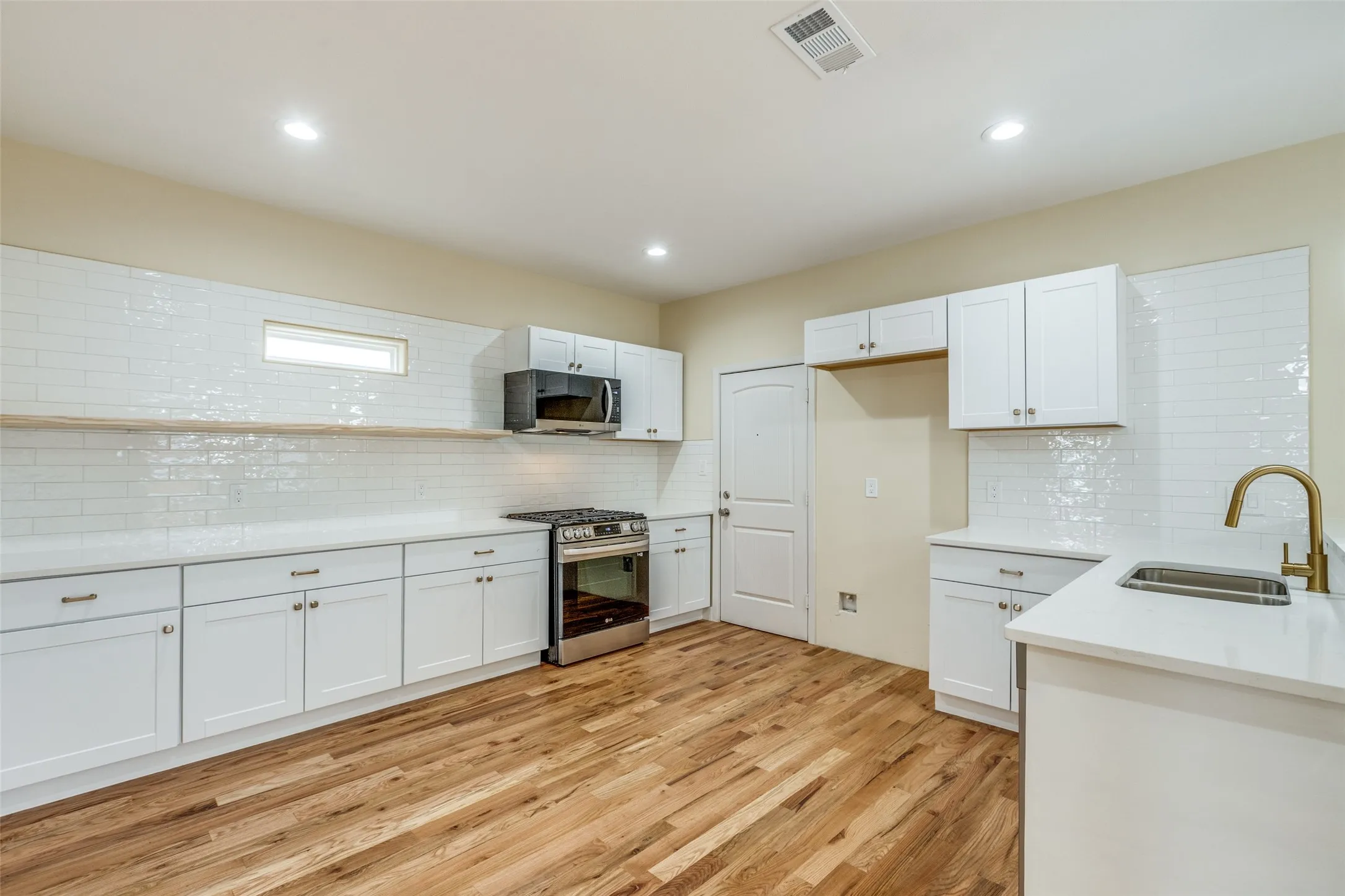 Single Family Residence For Sale in Collin County , 11651 Yoakum Drive, Frisco, Texas 75035, 4 Bedroom, 4 Bathroom, 2 Garage spaces, 3,013 Sqft, built in 2007, mls#21318957, Real Estate Agent in Frisco, Homes For Sale in Collin county, Homes For Sale in Frisco, Realtor in Frisco Texas, Real Estate Brokerage Independent Realty Texas, Luminita Cordes Realtor