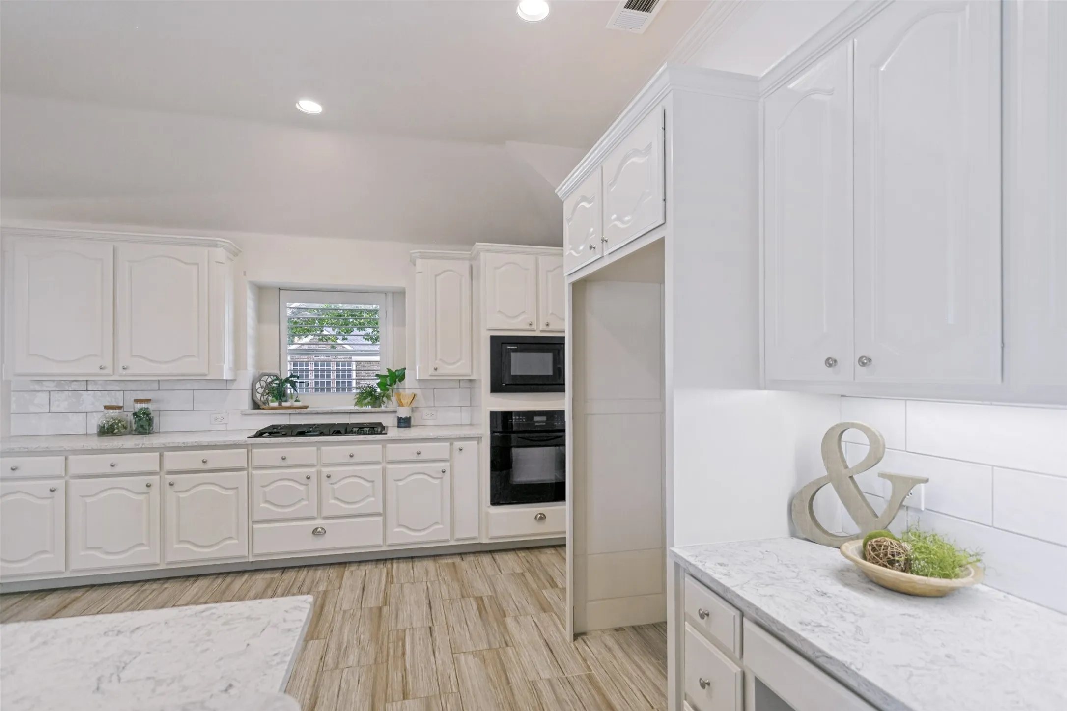 Single Family Residence For Sale in Collin County , 3320 Sedona Lane, Plano, Texas 75025, 3 Bedroom, 3 Bathroom, 2 Garage spaces, 2,373 Sqft, built in 1999, mls#21309279, Real Estate Agent in Plano, Homes For Sale in Collin county, Homes For Sale in Plano, Realtor in Plano Texas, Real Estate Brokerage Independent Realty Texas, Luminita Cordes Realtor