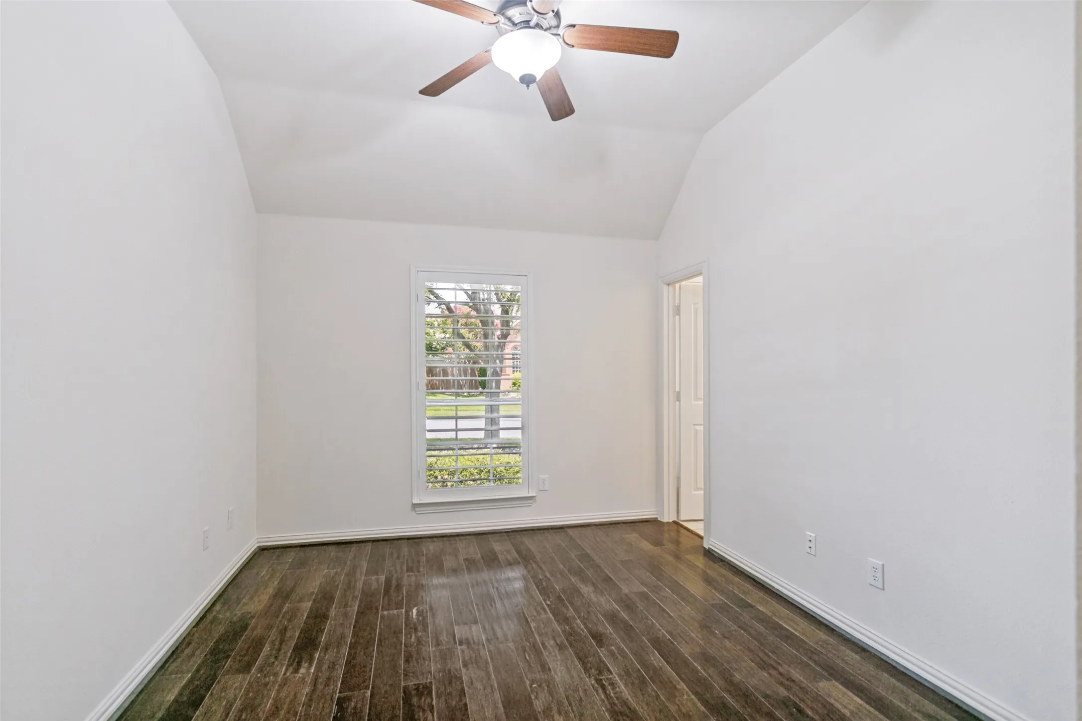 Single Family Residence For Sale in Collin County , 3320 Sedona Lane, Plano, Texas 75025, 3 Bedroom, 3 Bathroom, 2 Garage spaces, 2,373 Sqft, built in 1999, mls#21309279, Real Estate Agent in Plano, Homes For Sale in Collin county, Homes For Sale in Plano, Realtor in Plano Texas, Real Estate Brokerage Independent Realty Texas, Luminita Cordes Realtor