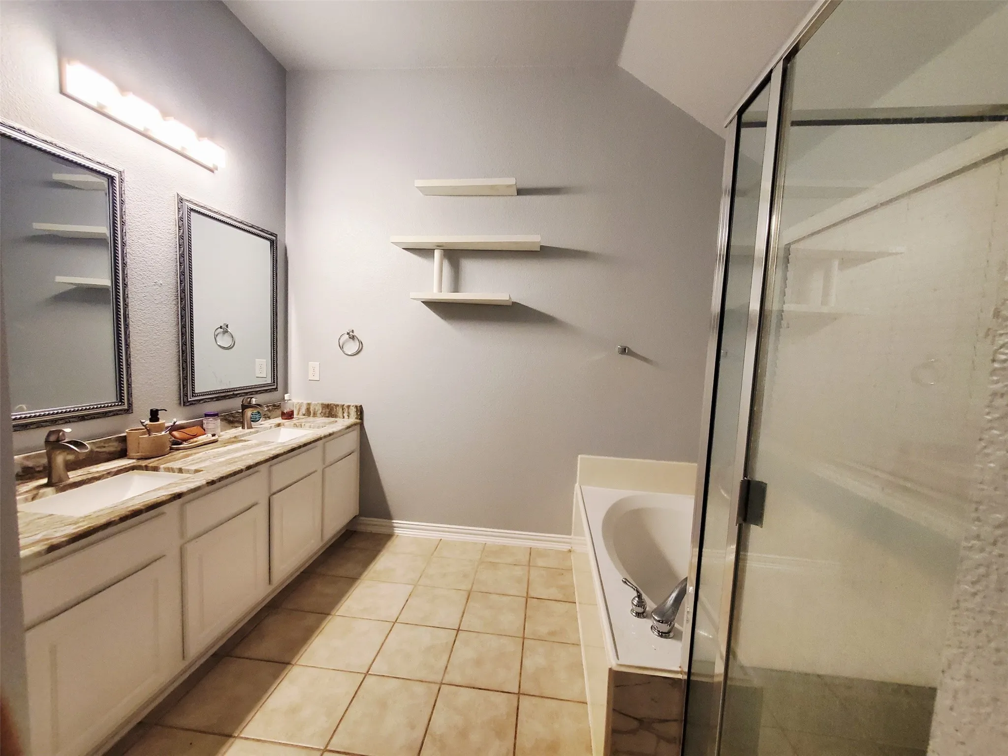 Master bathroom, double vanity, garden jacuzzi tub, separate shower