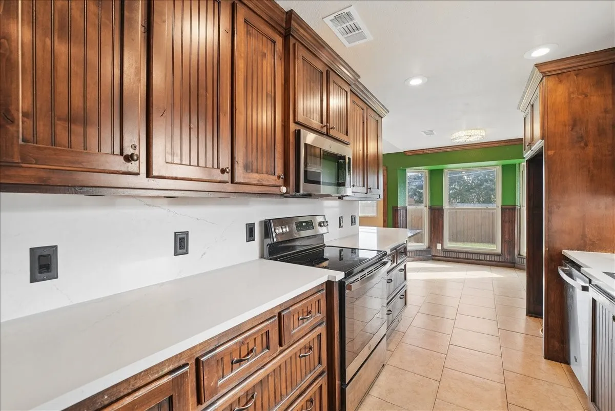 Single Family Residence For Sale in Tarrant County , 2604 S Meadow Drive, Fort Worth, Texas 76133, 3 Bedroom, 2 Bathroom, 2 Garage spaces, 1,474 Sqft, built in 1984, mls#21317984, Real Estate Agent in Fort Worth, Homes For Sale in Tarrant county, Homes For Sale in Fort Worth, Realtor in Fort Worth Texas, Real Estate Brokerage Independent Realty Texas, Luminita Cordes Realtor