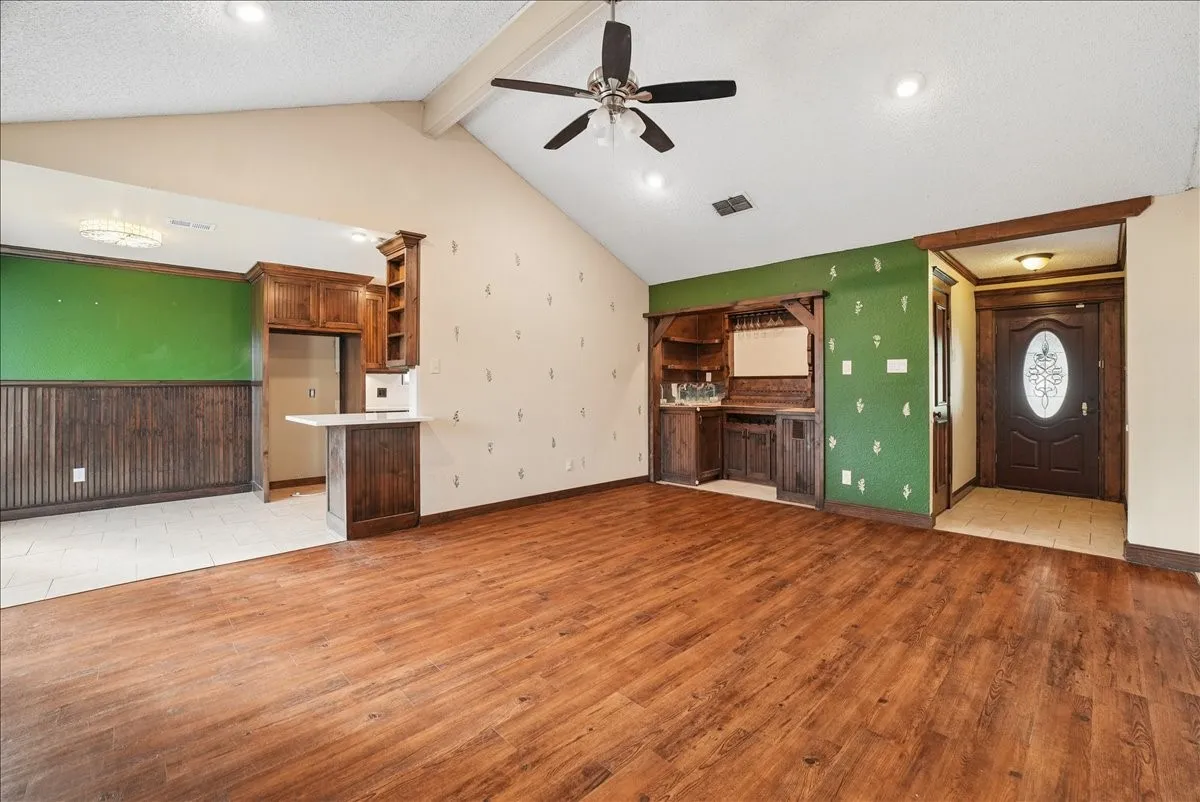 Single Family Residence For Sale in Tarrant County , 2604 S Meadow Drive, Fort Worth, Texas 76133, 3 Bedroom, 2 Bathroom, 2 Garage spaces, 1,474 Sqft, built in 1984, mls#21317984, Real Estate Agent in Fort Worth, Homes For Sale in Tarrant county, Homes For Sale in Fort Worth, Realtor in Fort Worth Texas, Real Estate Brokerage Independent Realty Texas, Luminita Cordes Realtor