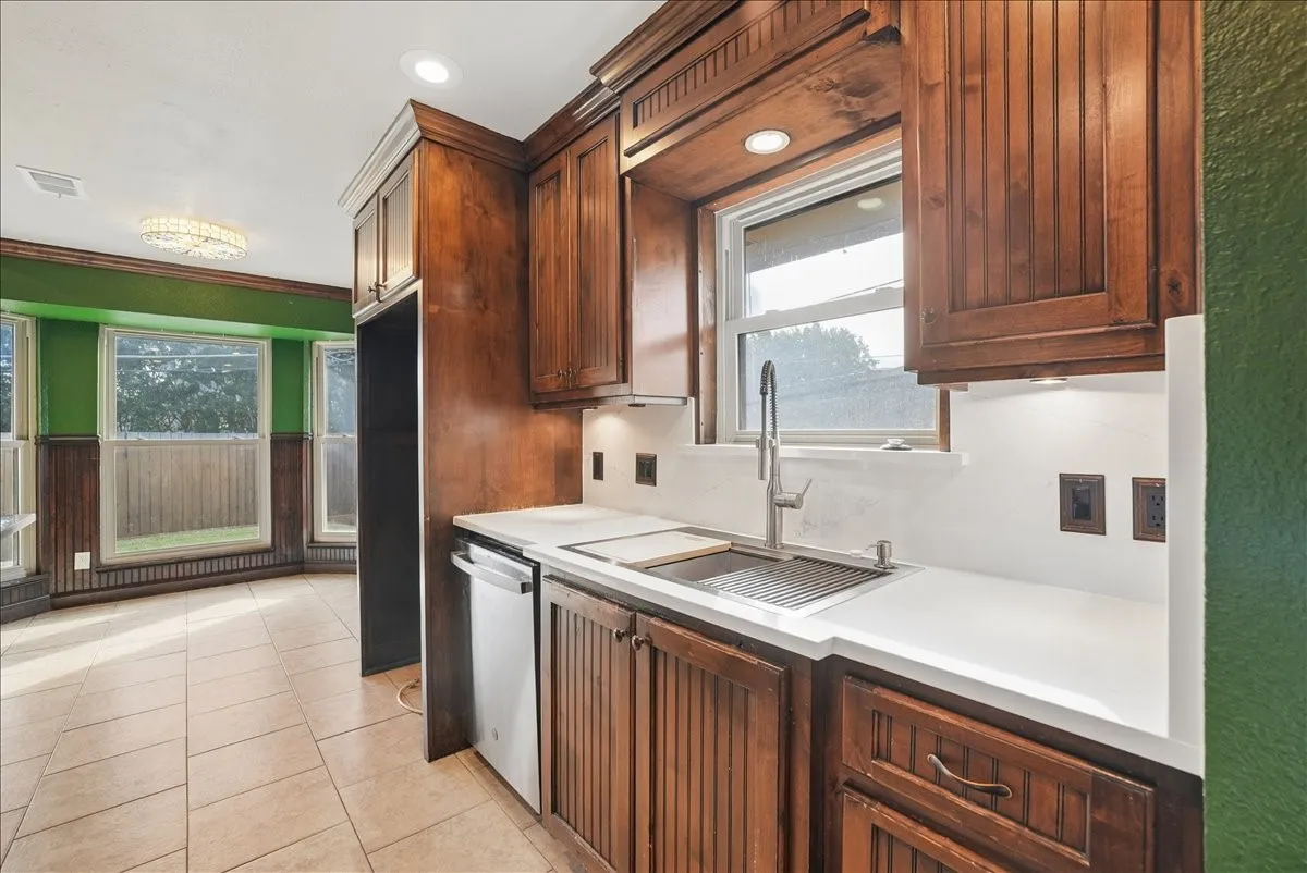 Single Family Residence For Sale in Tarrant County , 2604 S Meadow Drive, Fort Worth, Texas 76133, 3 Bedroom, 2 Bathroom, 2 Garage spaces, 1,474 Sqft, built in 1984, mls#21317984, Real Estate Agent in Fort Worth, Homes For Sale in Tarrant county, Homes For Sale in Fort Worth, Realtor in Fort Worth Texas, Real Estate Brokerage Independent Realty Texas, Luminita Cordes Realtor